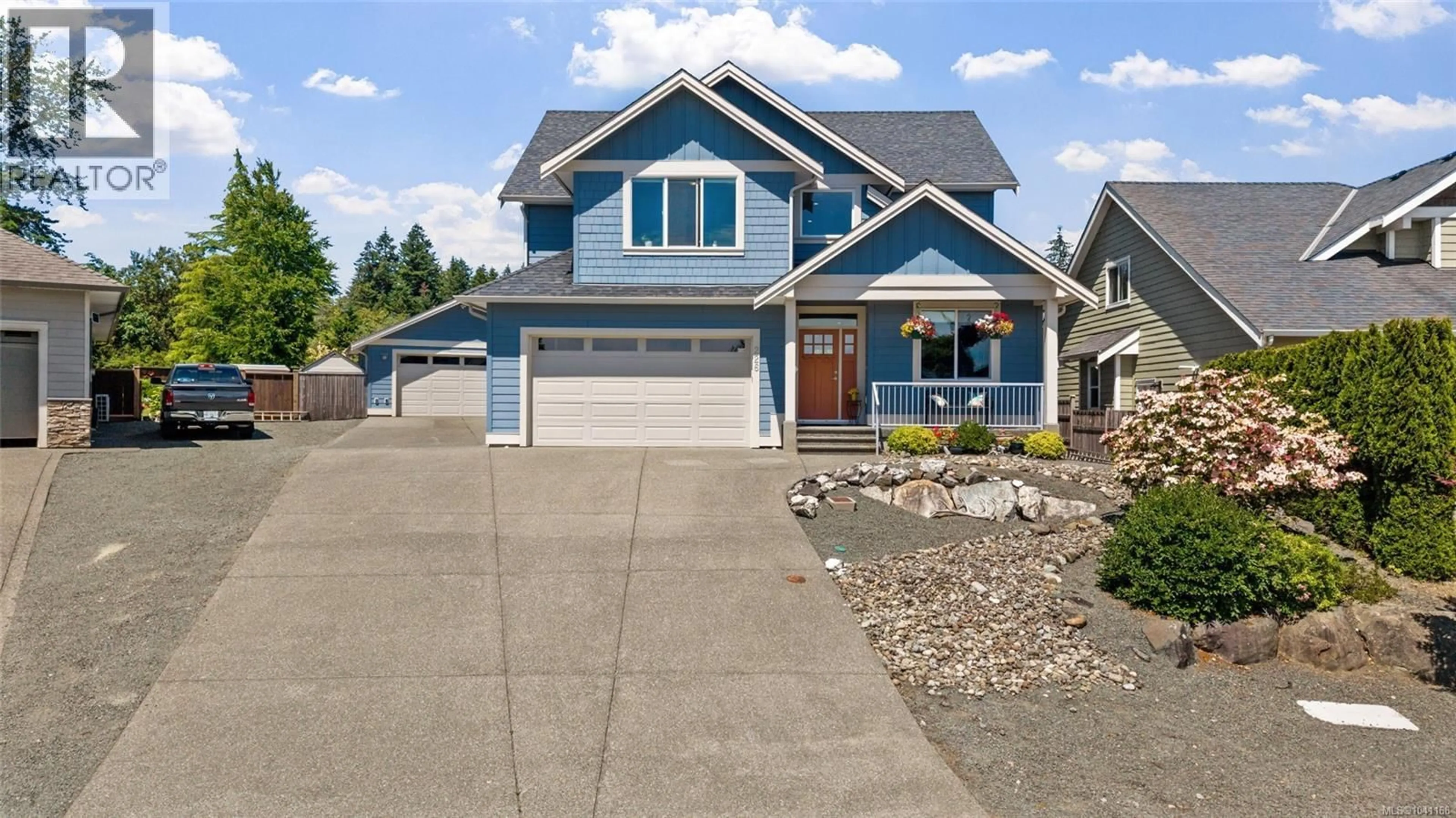 Home with vinyl exterior material, street for 226 MARIE PLACE SOUTHEAST, Campbell River British Columbia V9W8G9