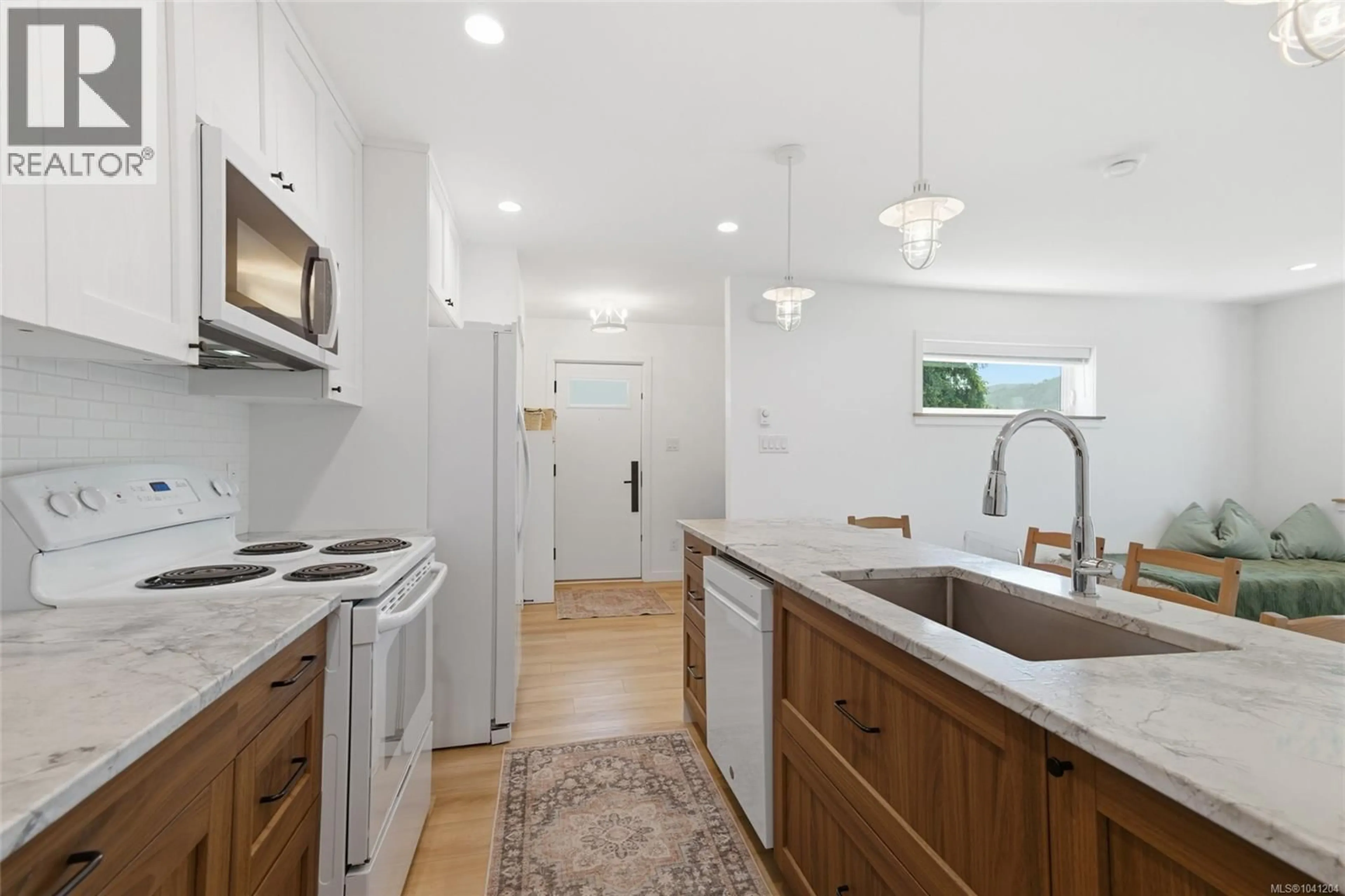 Standard kitchen, ceramic/tile floor for 2616 3RD AVENUE, Port Alberni British Columbia V9Y2B4