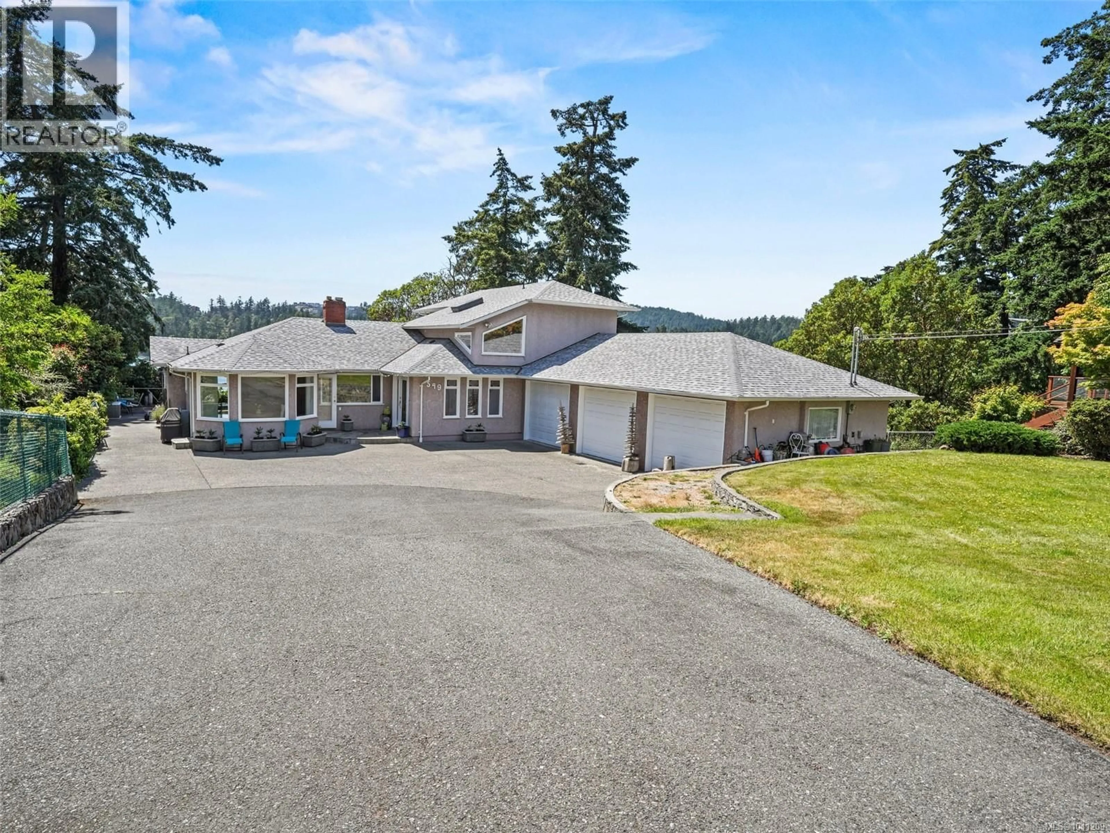 A pic from outside/outdoor area/front of a property/back of a property/a pic from drone, unknown for 549 VIEW ROYAL AVENUE, View Royal British Columbia V9B1B9