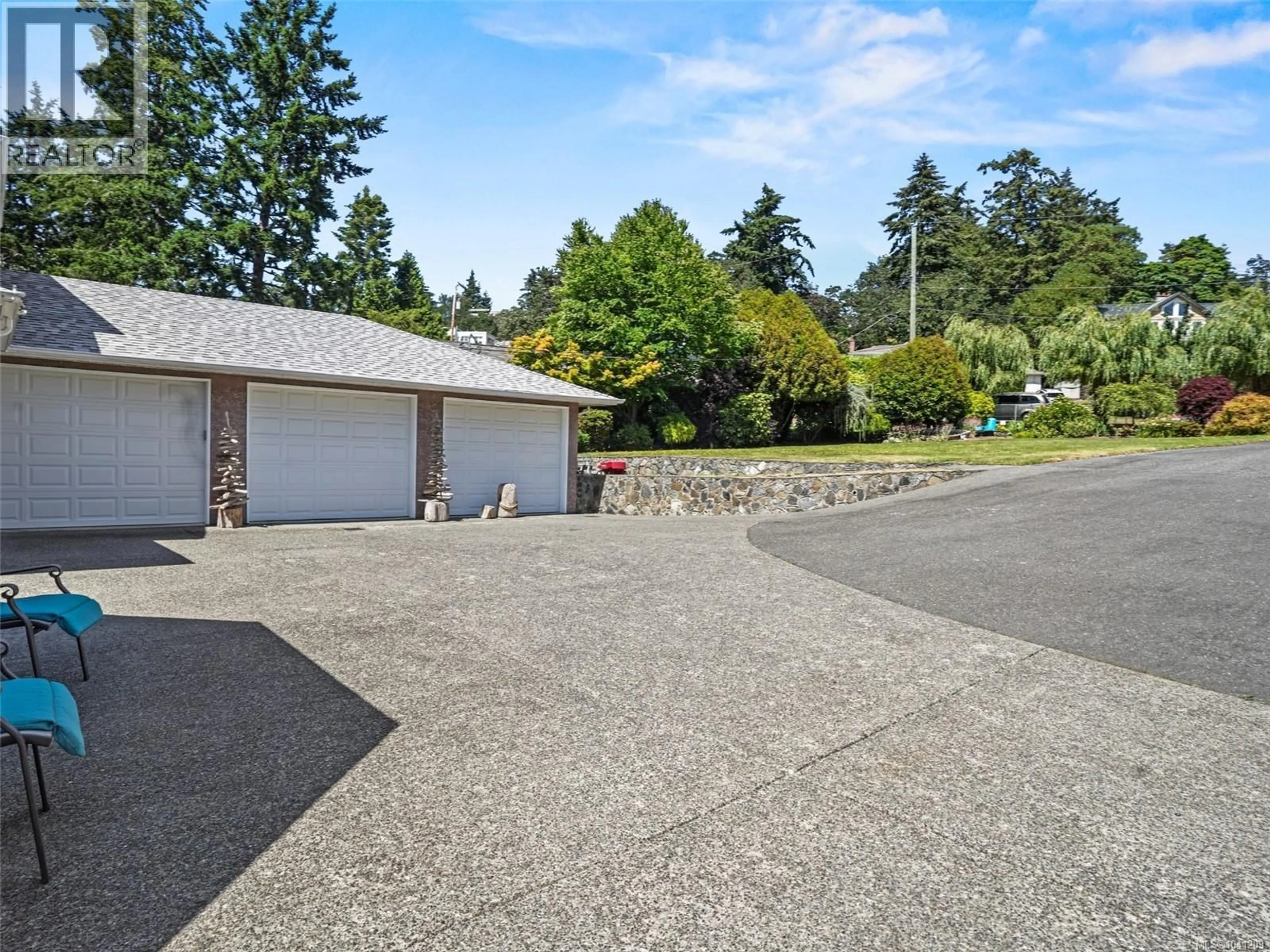 A pic from outside/outdoor area/front of a property/back of a property/a pic from drone, street for 549 VIEW ROYAL AVENUE, View Royal British Columbia V9B1B9