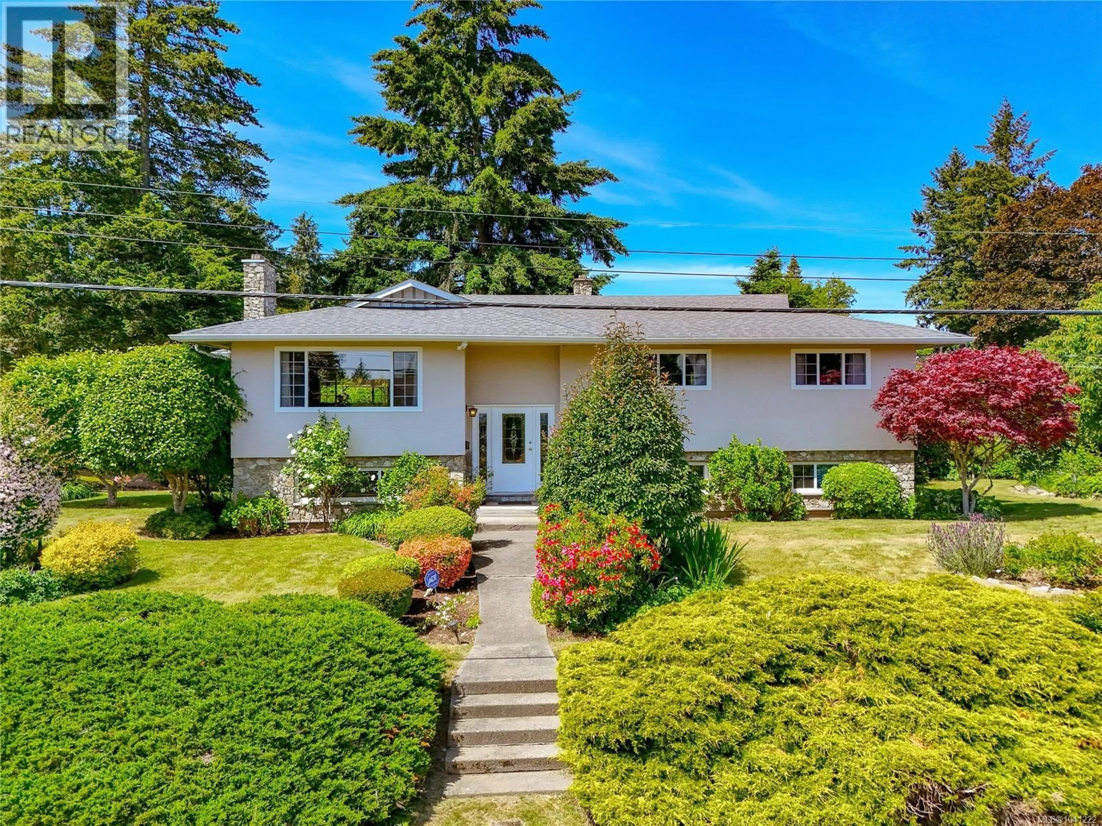 Home with vinyl exterior material, street for 6224 ROBIN WAY, Central Saanich British Columbia V8Z5X8