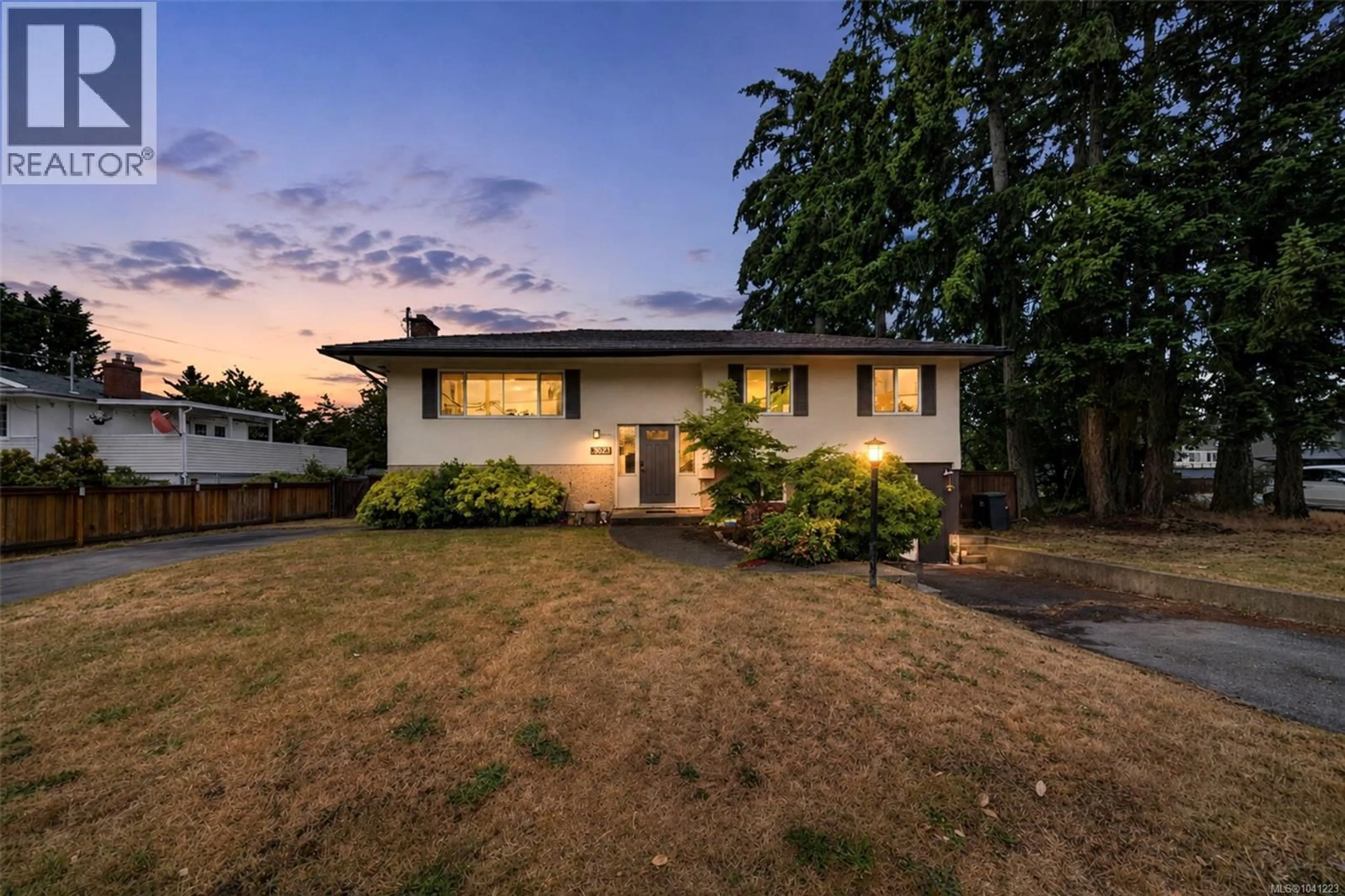 A pic from outside/outdoor area/front of a property/back of a property/a pic from drone, street for 3023 FREETHY PLACE, Colwood British Columbia V9B2H3