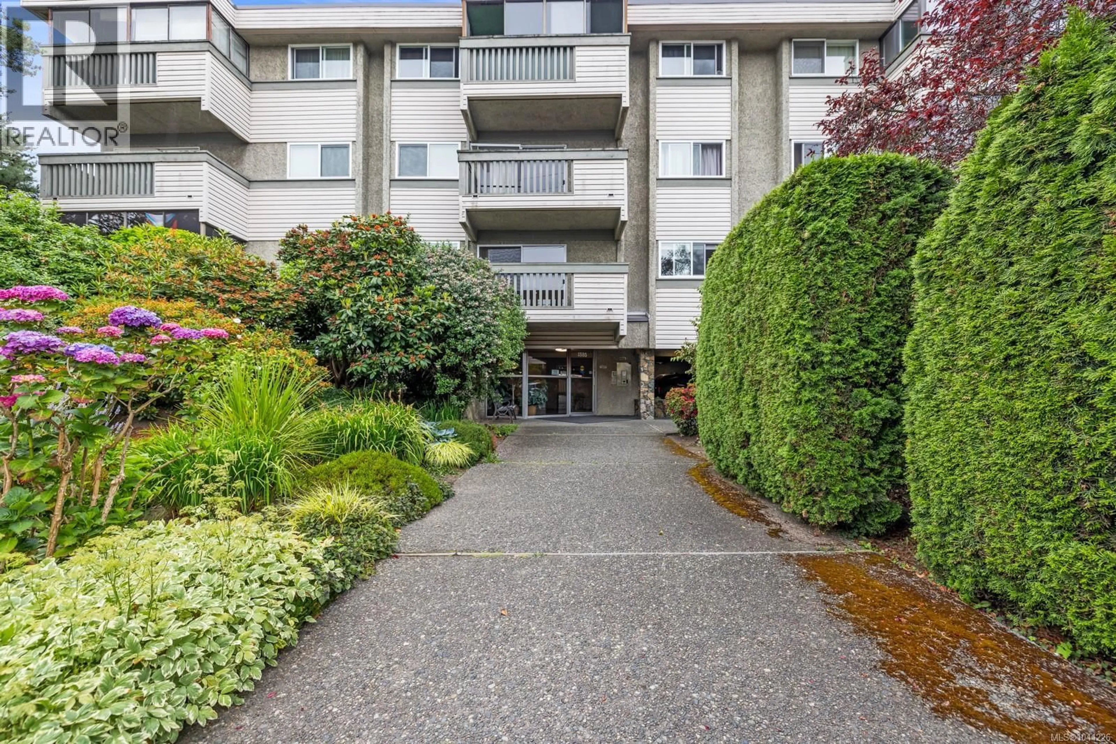 Patio, street for 207 - 1525 HILLSIDE AVENUE, Victoria British Columbia V8T2C1