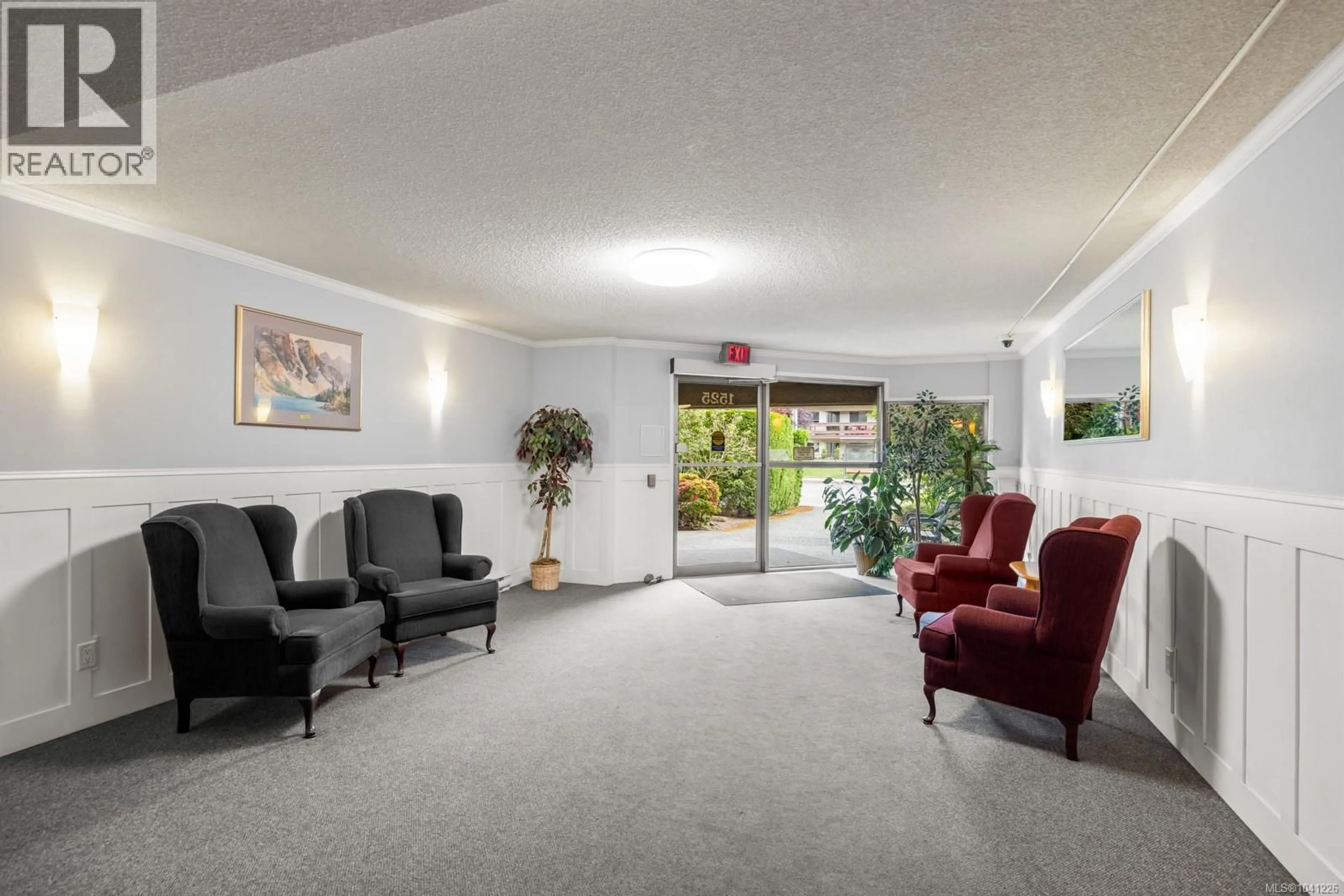 Lobby for 207 - 1525 HILLSIDE AVENUE, Victoria British Columbia V8T2C1
