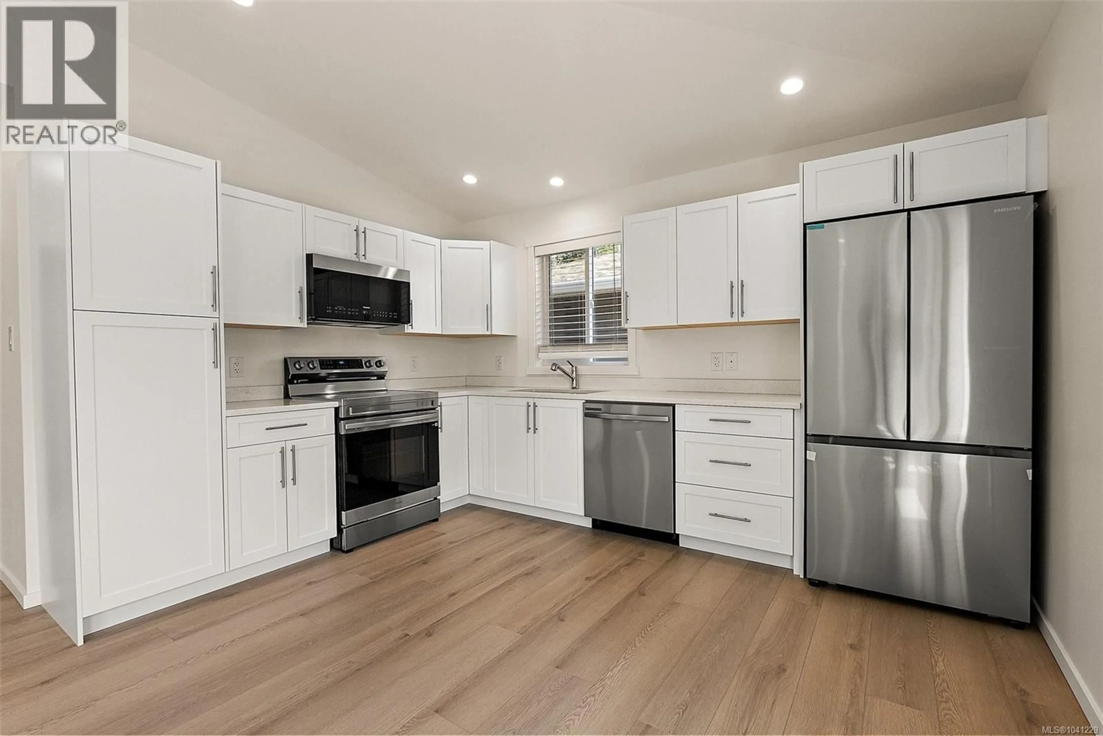 Open concept kitchen, wood/laminate floor for 42 - 7650 QWUC CHUS LANE, Central Saanich British Columbia V8M0B4