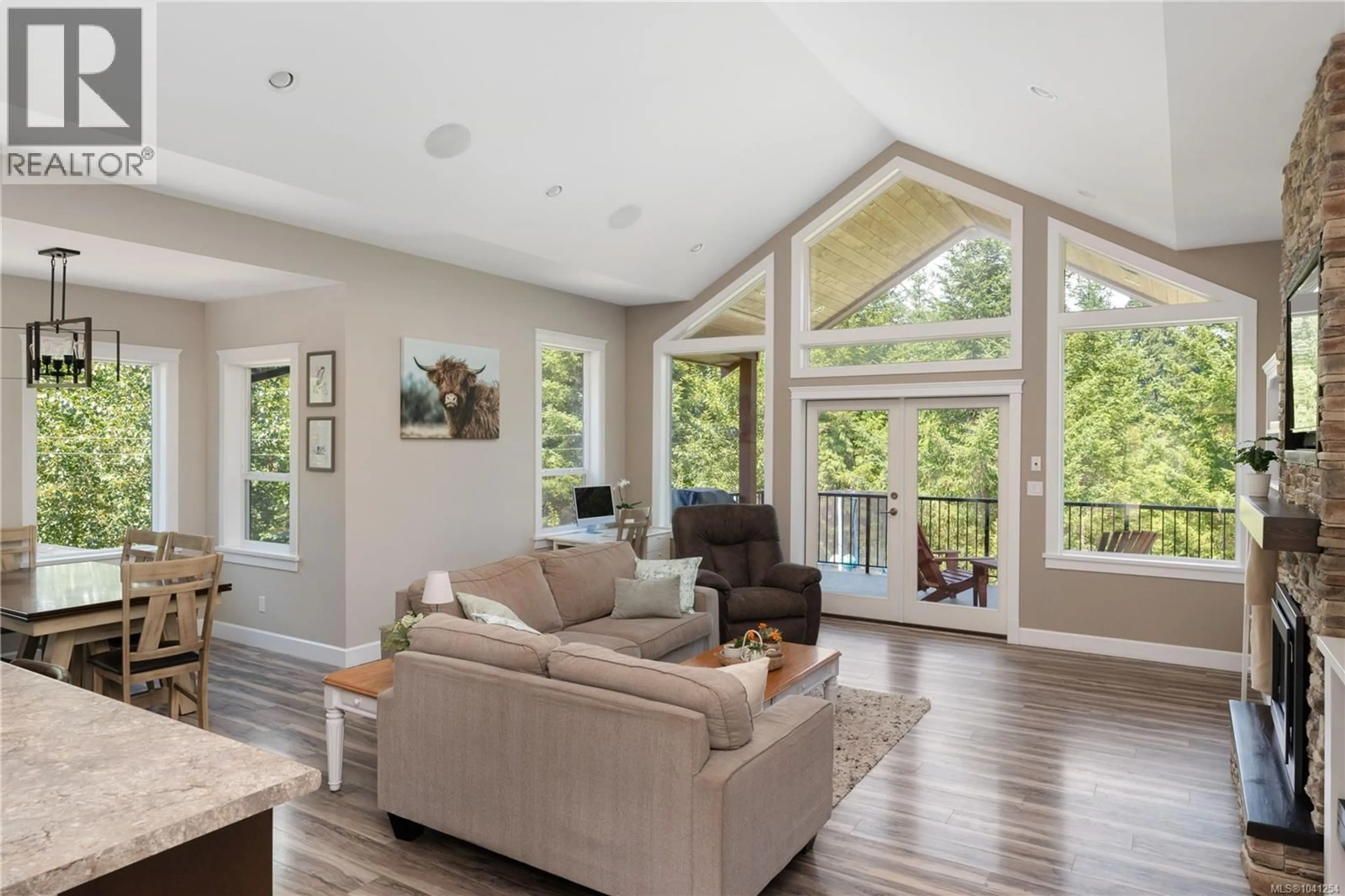 Living room with furniture, wood/laminate floor for 6069 CLEMENTS ROAD, Duncan British Columbia V9L6J8