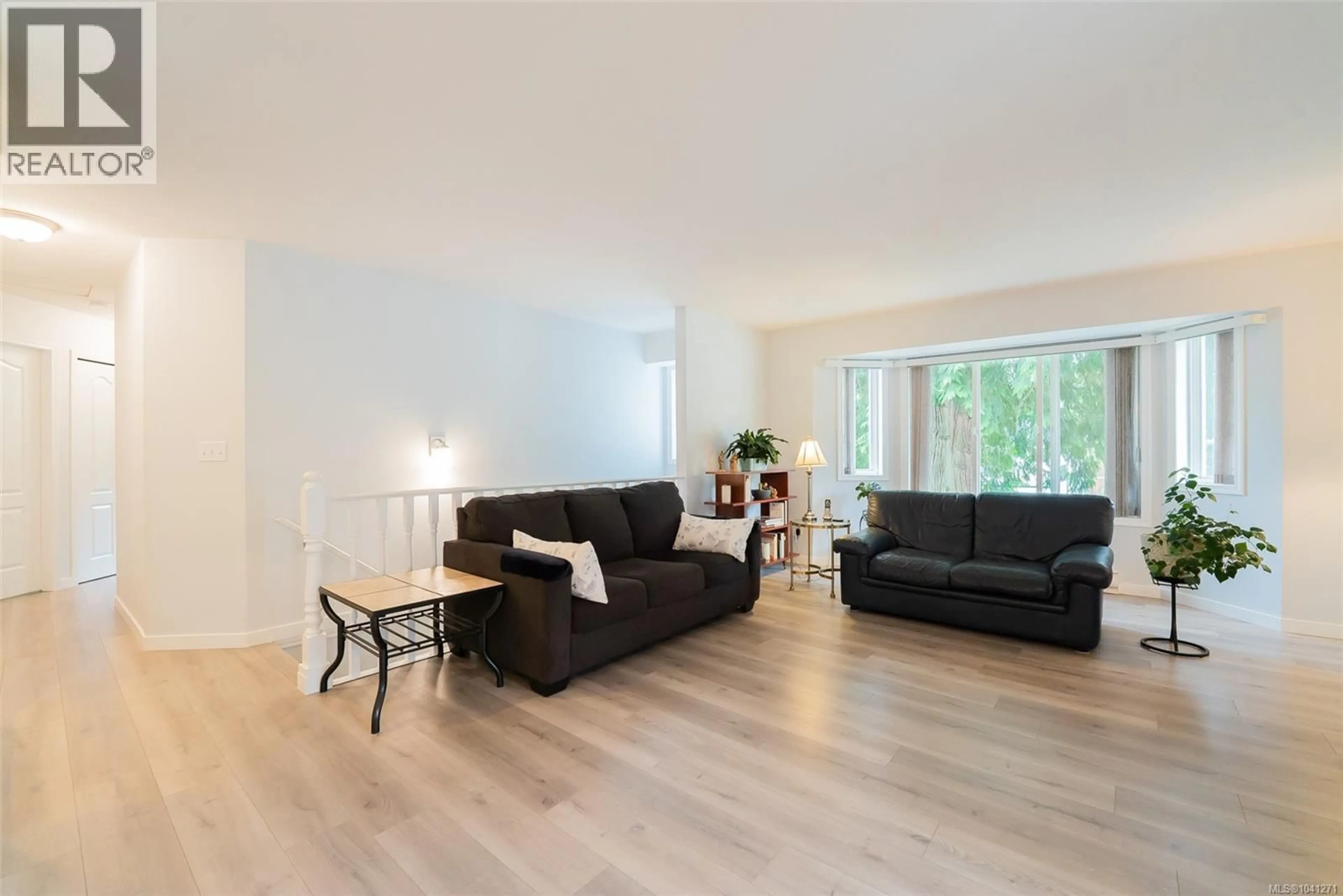 Living room with furniture, wood/laminate floor for 875 BROOKFIELD DRIVE, Nanaimo British Columbia V9R6P1
