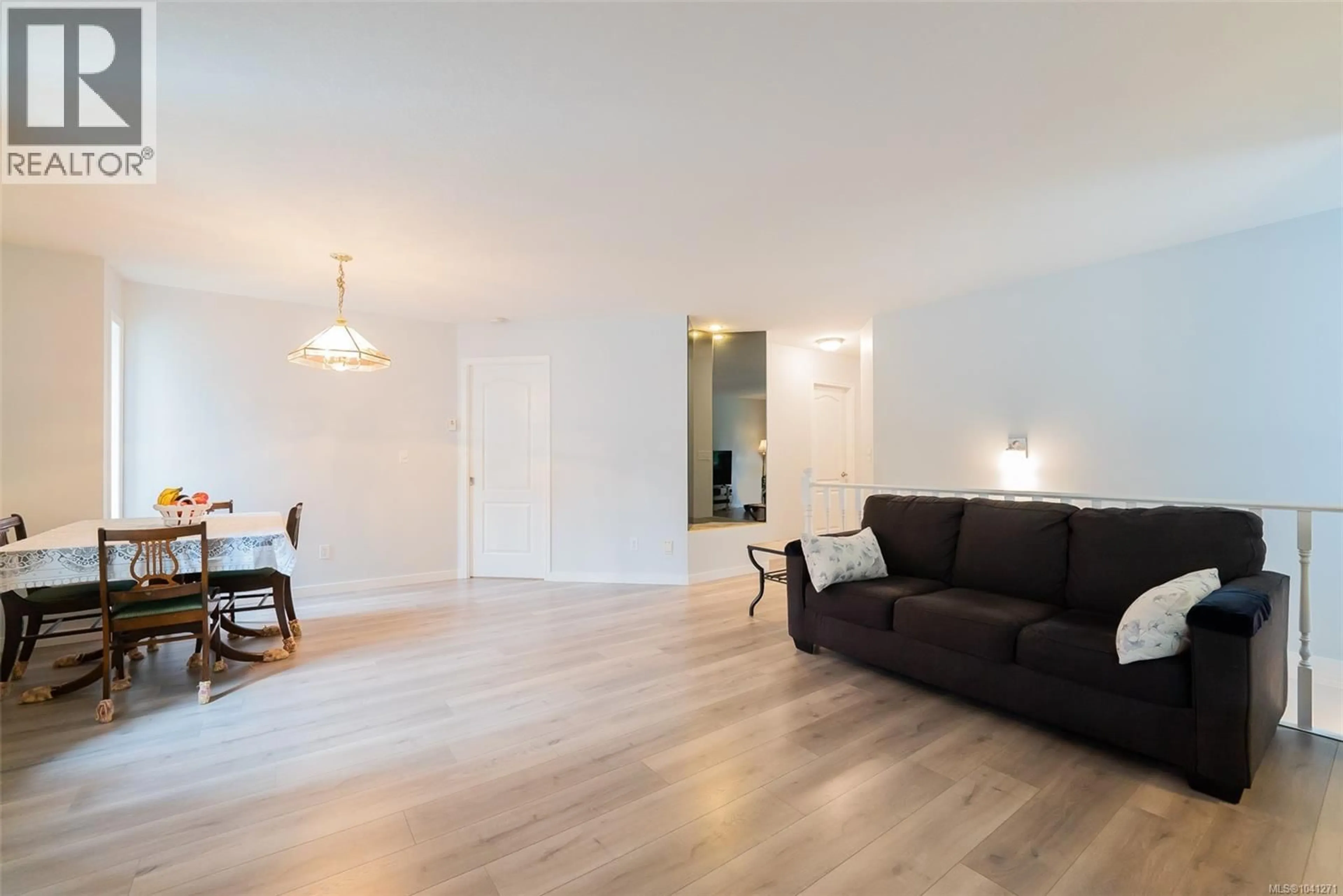 Living room with furniture, wood/laminate floor for 875 BROOKFIELD DRIVE, Nanaimo British Columbia V9R6P1