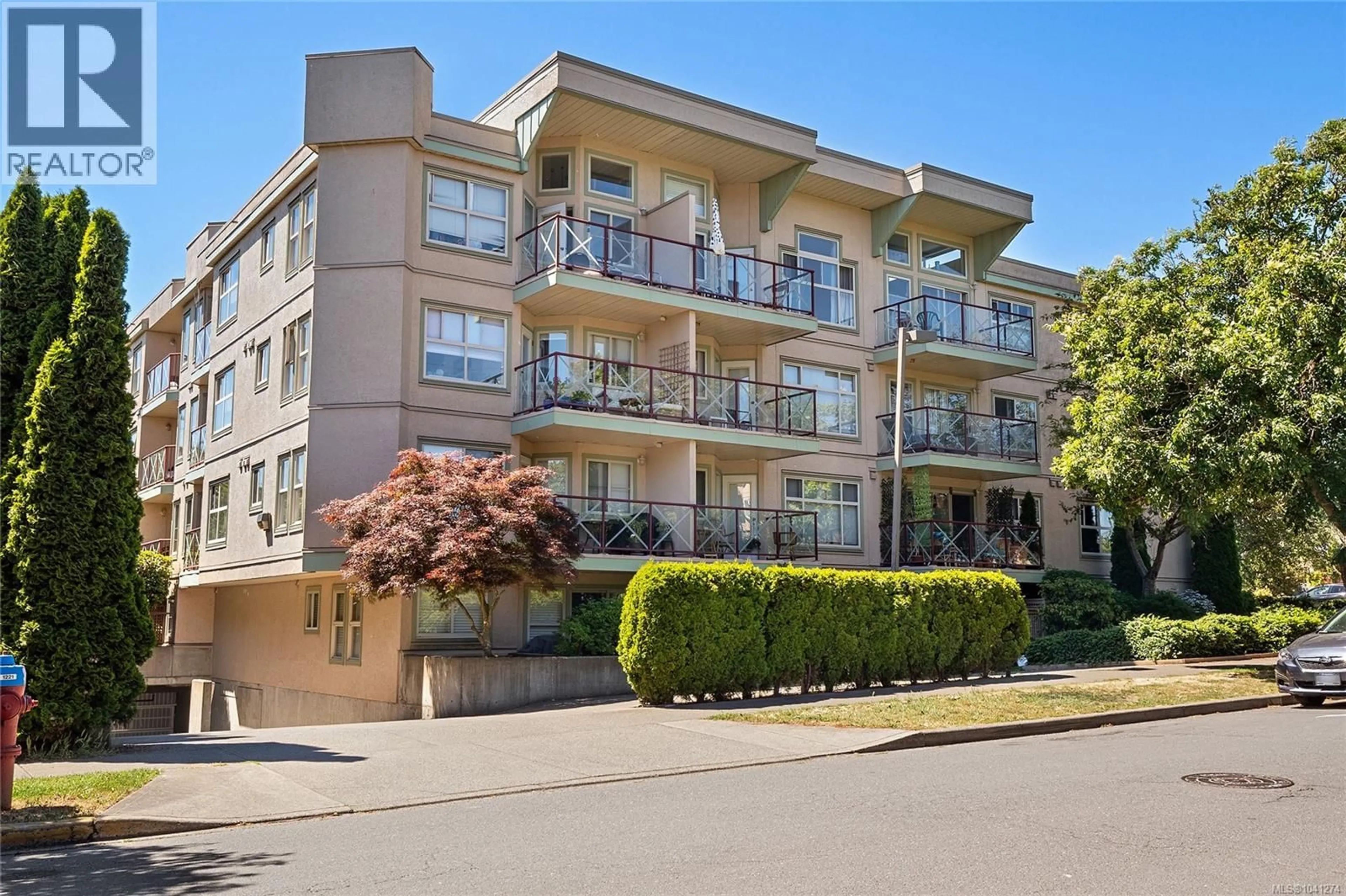 Patio, building for 104 - 2560 WARK STREET, Victoria British Columbia V8T4G8