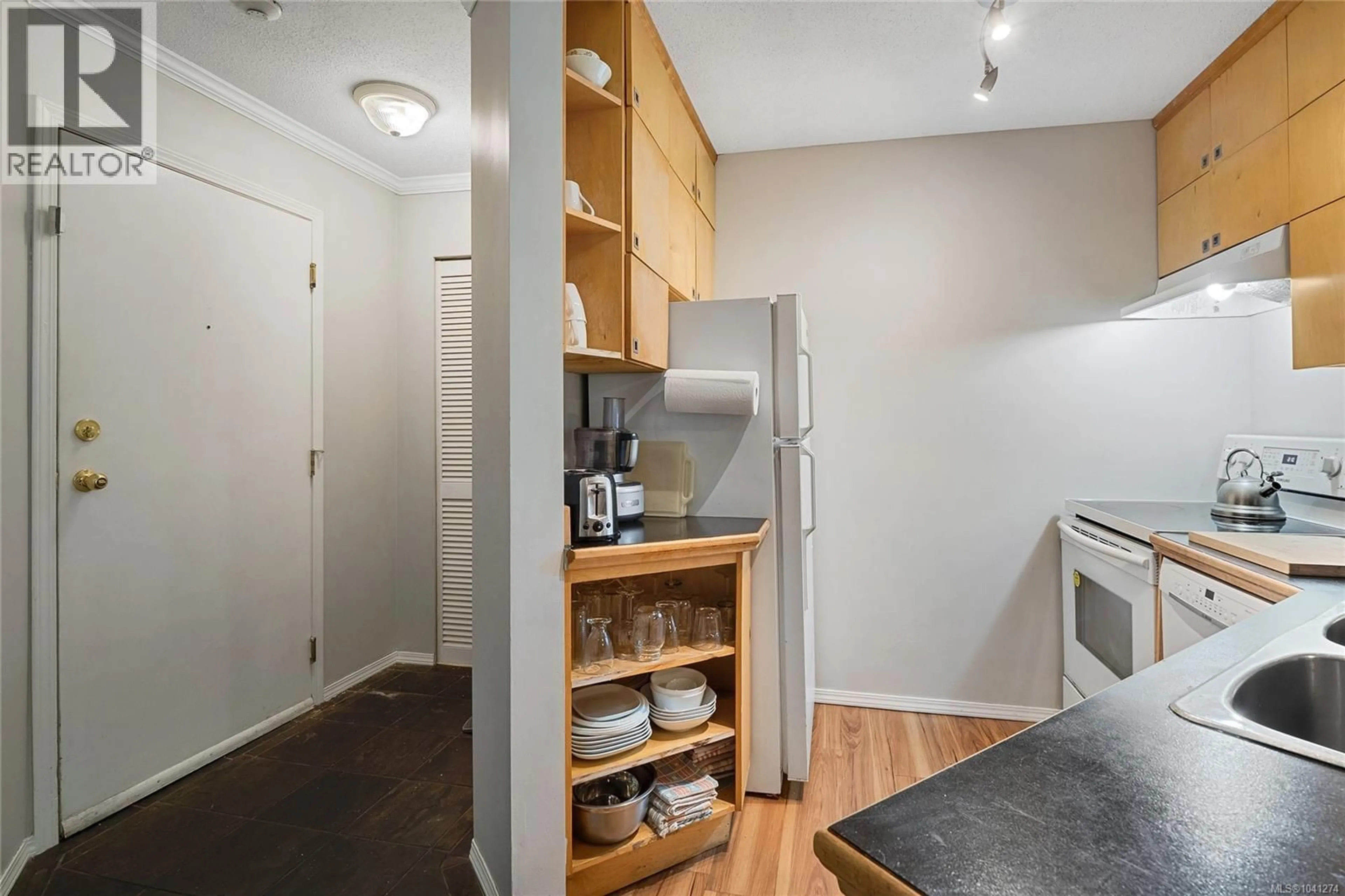 Standard kitchen, unknown for 104 - 2560 WARK STREET, Victoria British Columbia V8T4G8