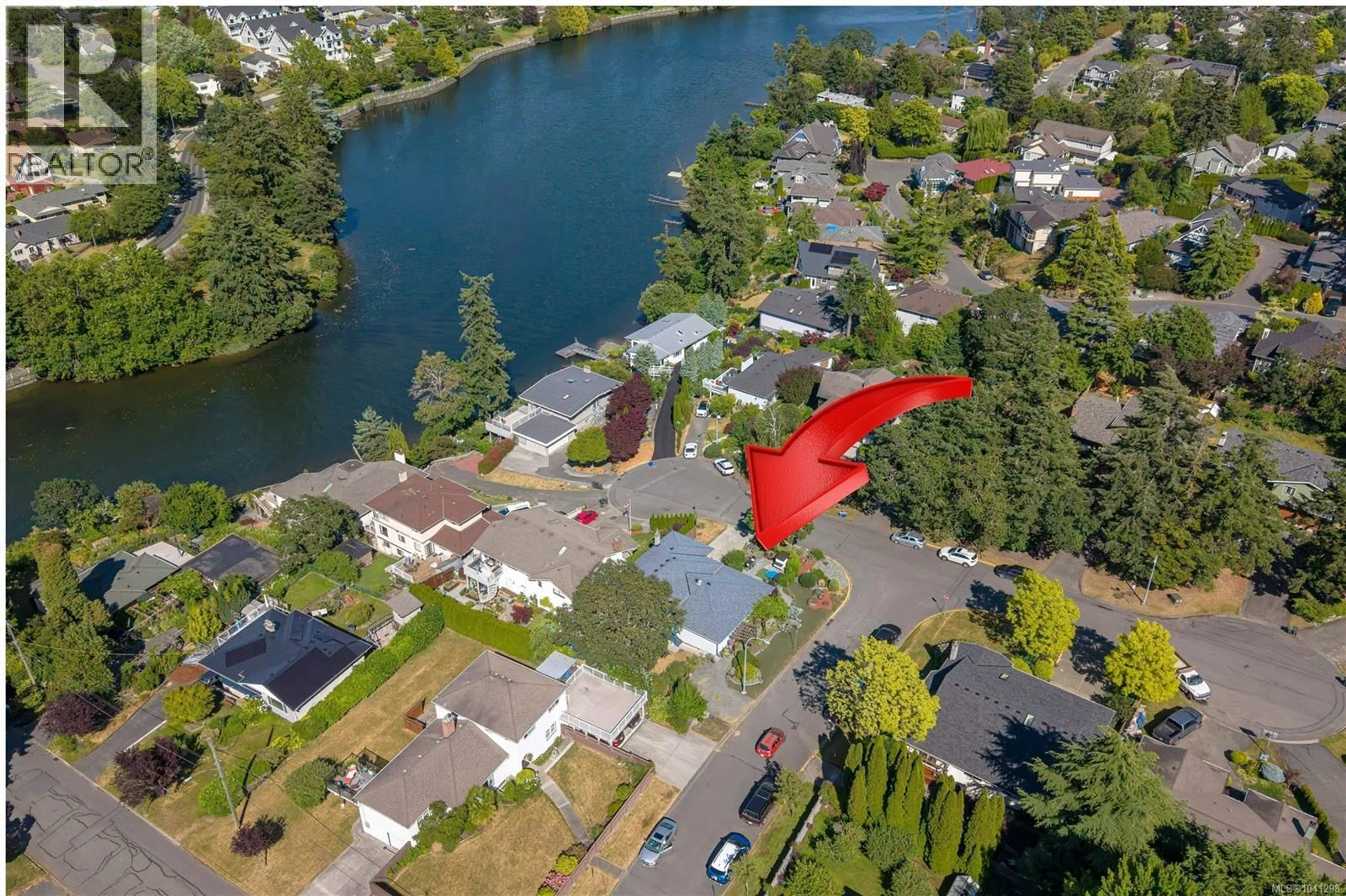 A pic from outside/outdoor area/front of a property/back of a property/a pic from drone, water/lake/river/ocean view for 928 MESHER PLACE, Esquimalt British Columbia V9A6Z1