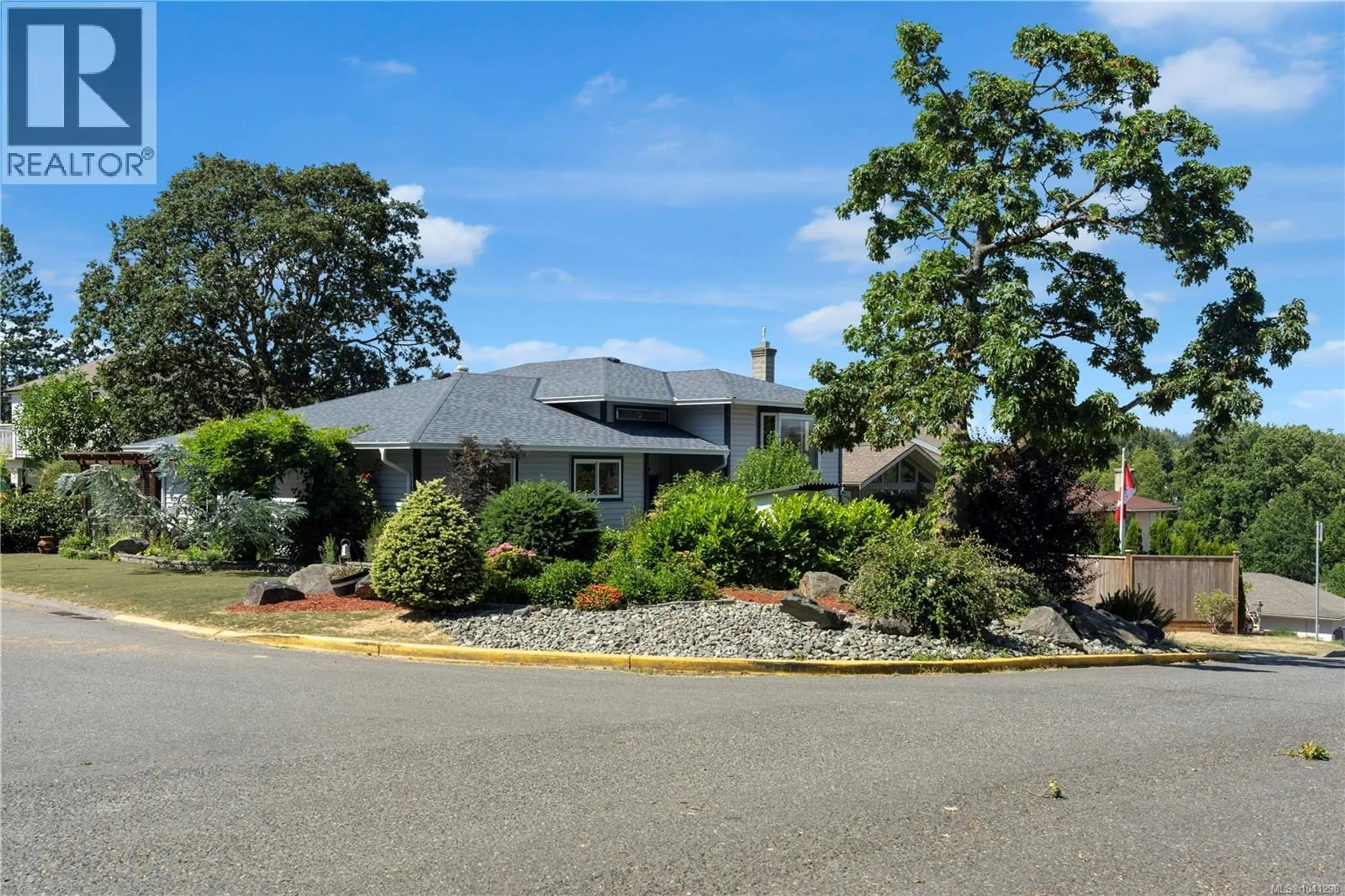 A pic from outside/outdoor area/front of a property/back of a property/a pic from drone, street for 928 MESHER PLACE, Esquimalt British Columbia V9A6Z1