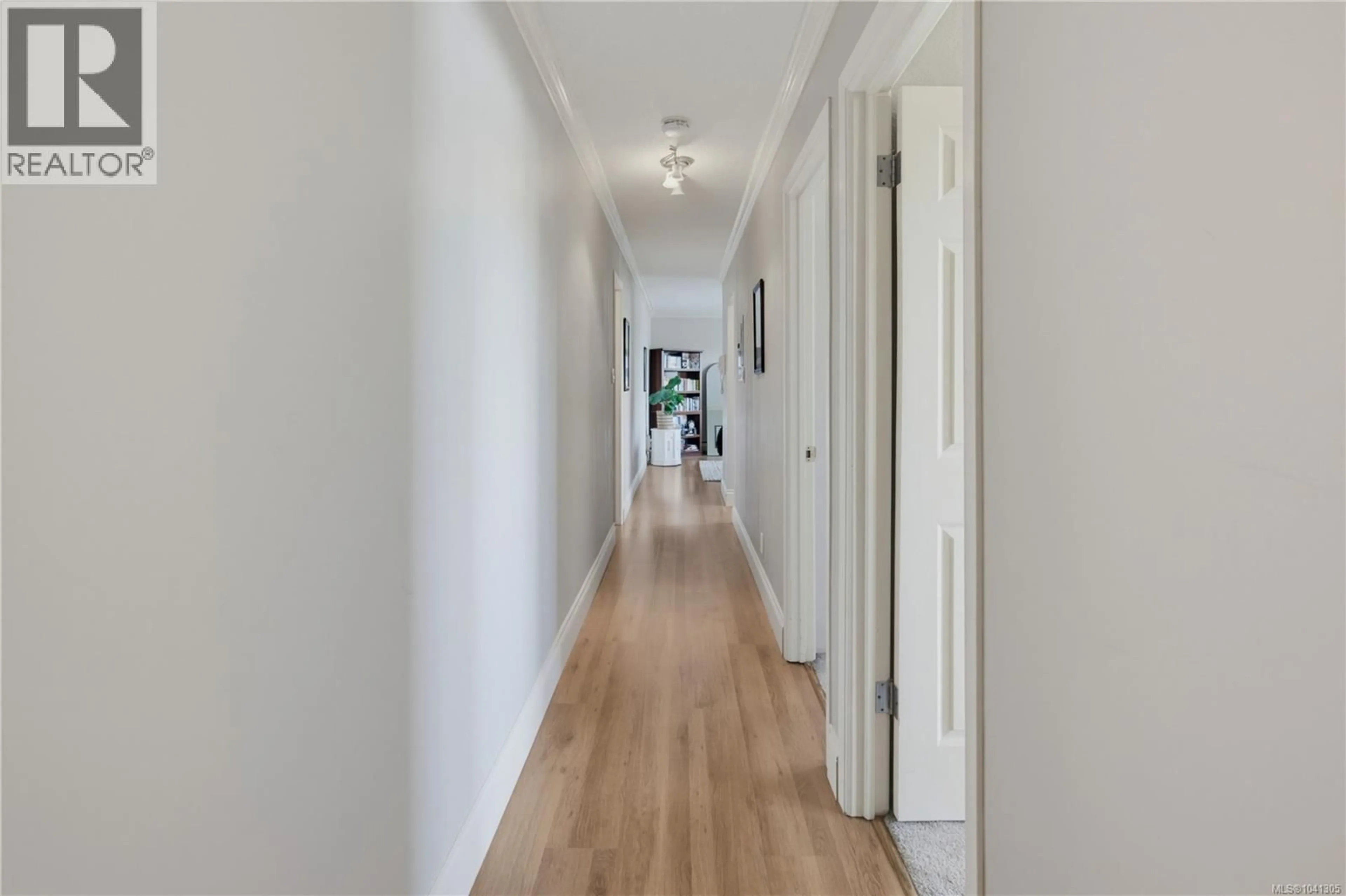 Indoor foyer for 409 - 2100 GRANITE STREET, Oak Bay British Columbia V8S3G7
