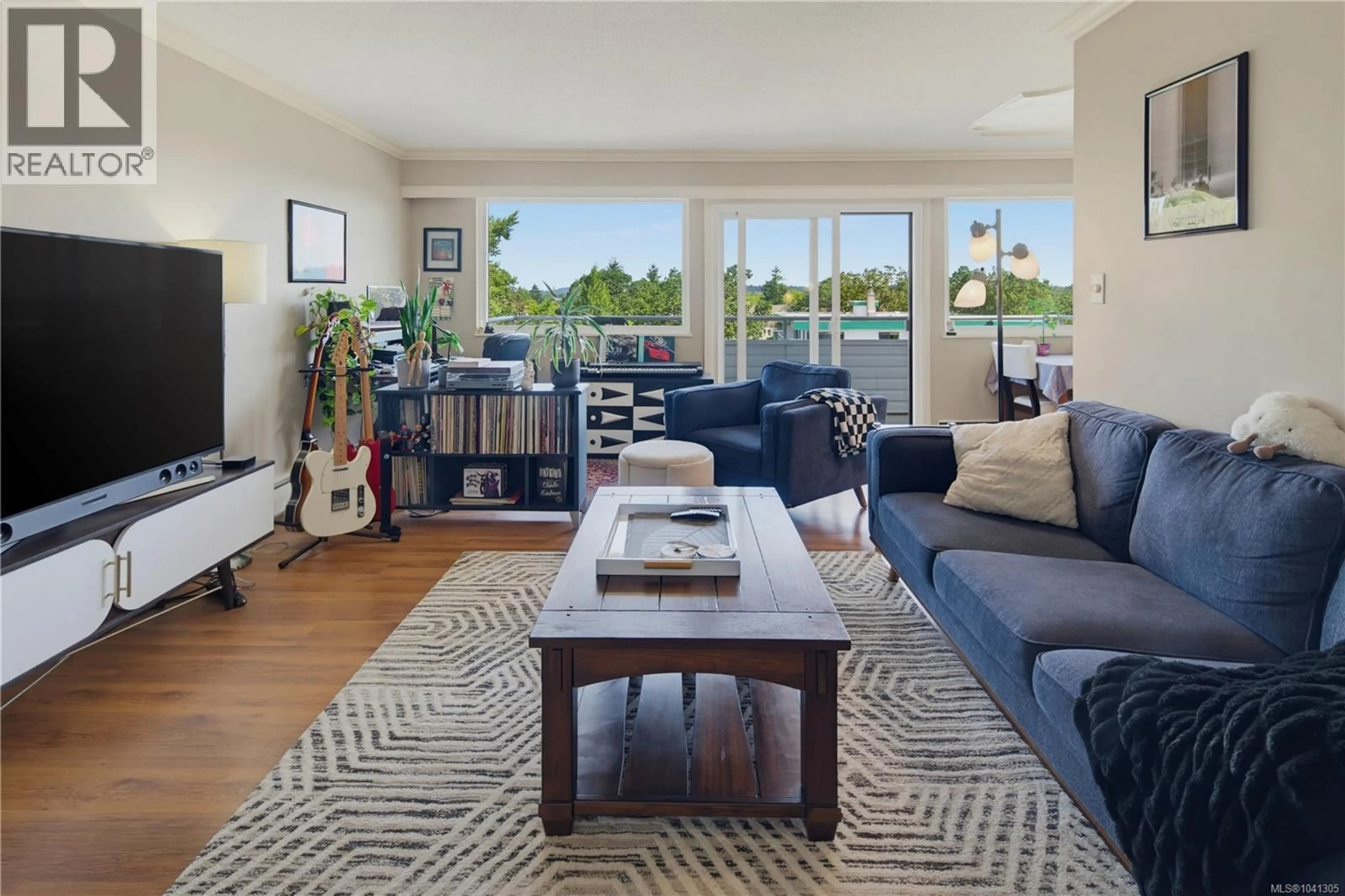 Living room with furniture, unknown for 409 - 2100 GRANITE STREET, Oak Bay British Columbia V8S3G7
