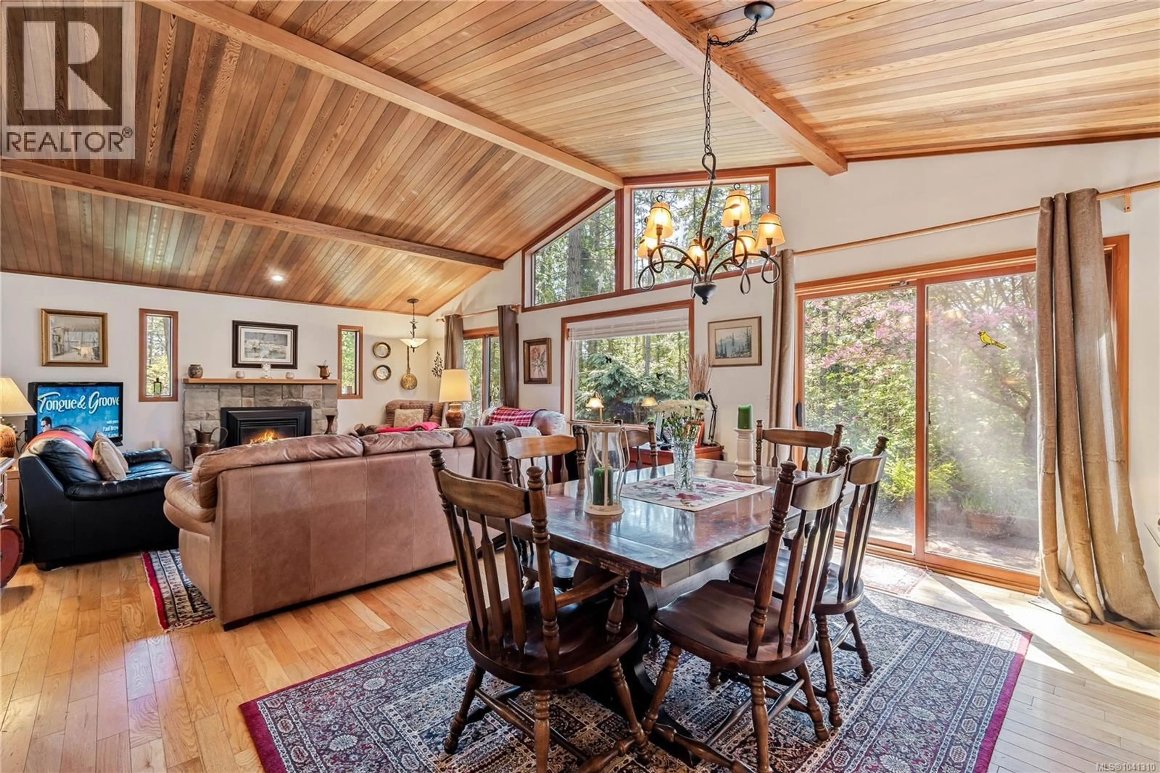 Dining room, wood/laminate floor for 112 CAIRNS PLACE, Salt Spring British Columbia V8K2K9