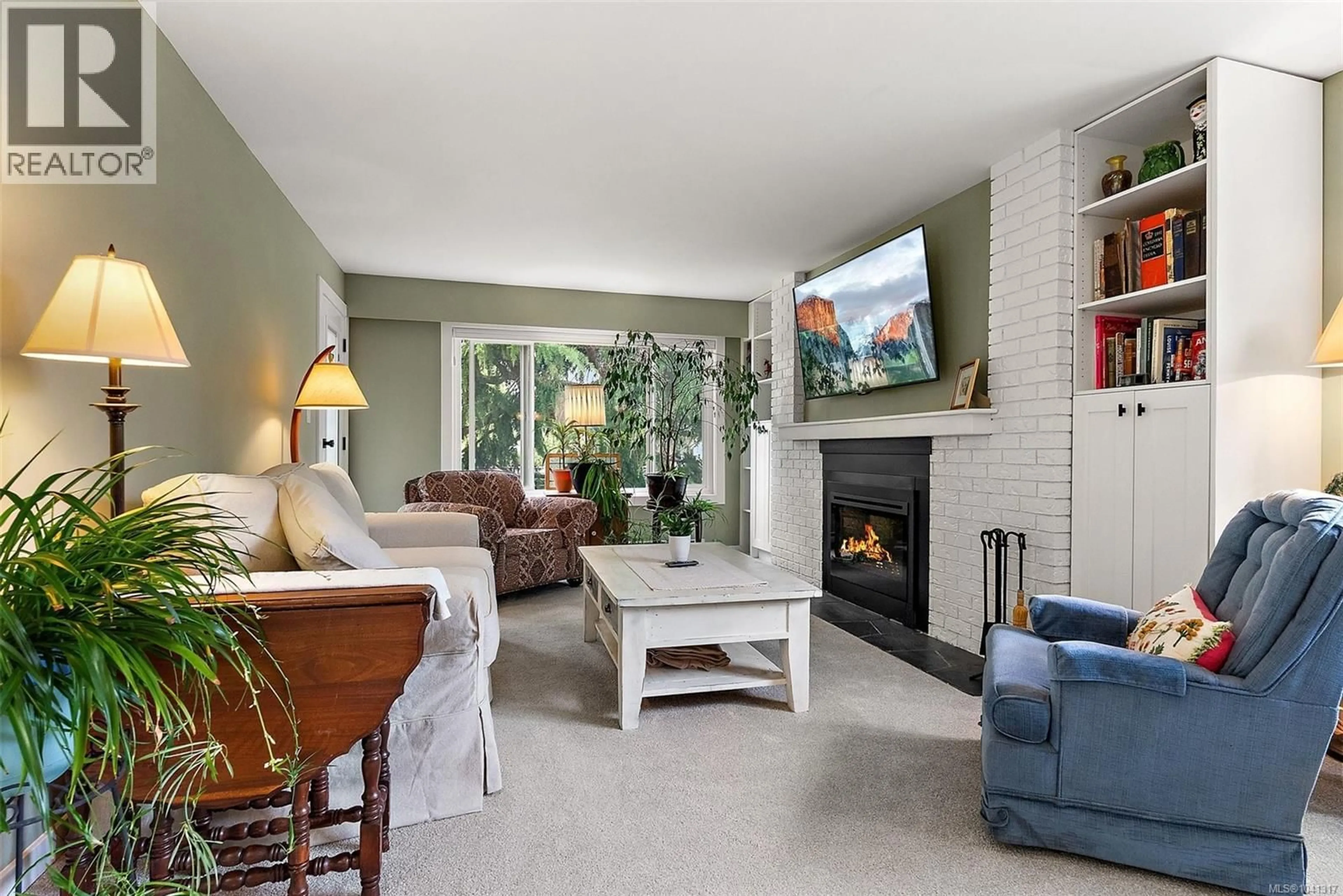 Living room with furniture, unknown for 204 - 2286 HENRY AVENUE, Sidney British Columbia V8L2B2