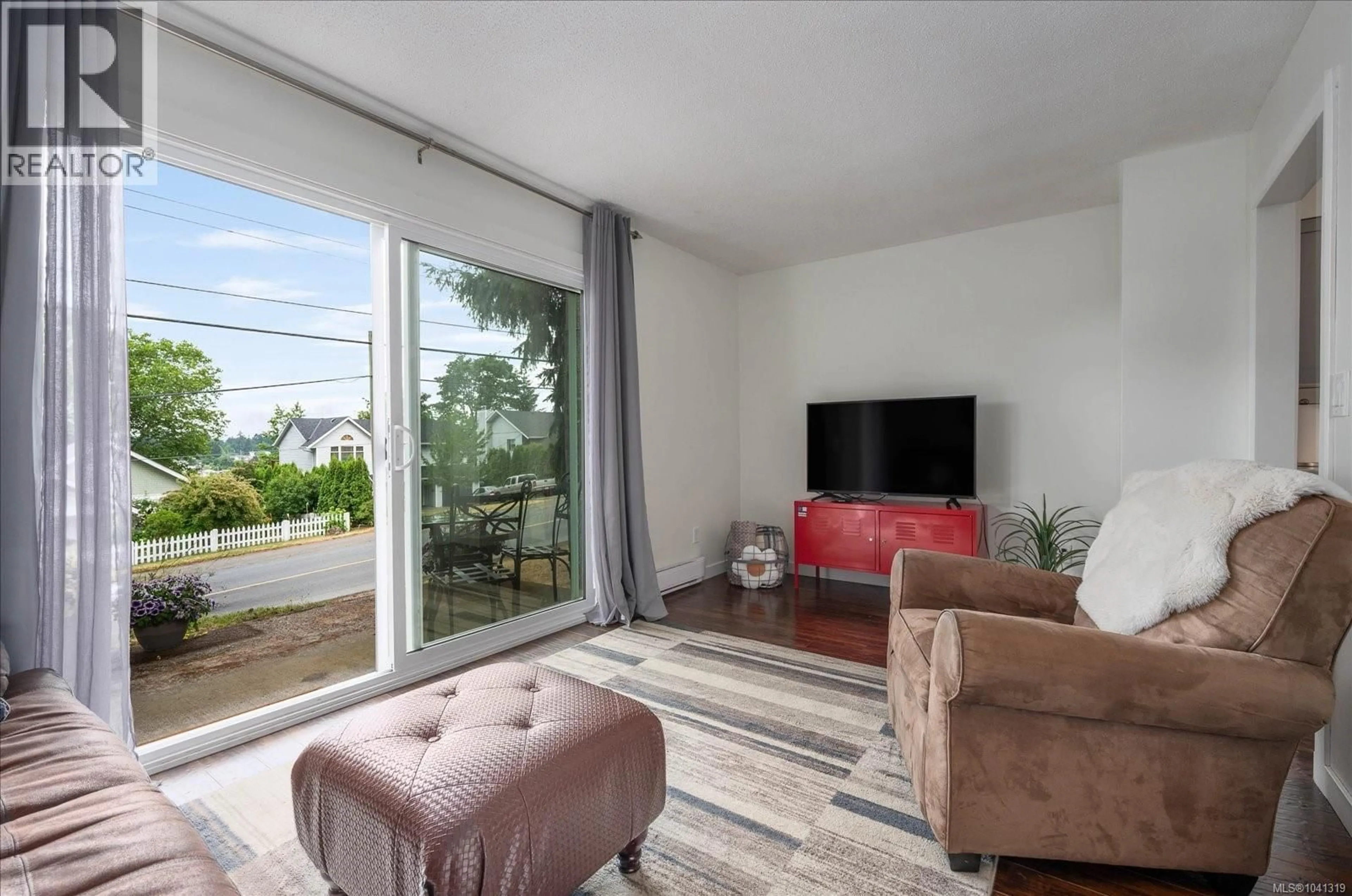 Living room with furniture, unknown for 55 - 855 HOWARD AVENUE, Nanaimo British Columbia V9R5V4
