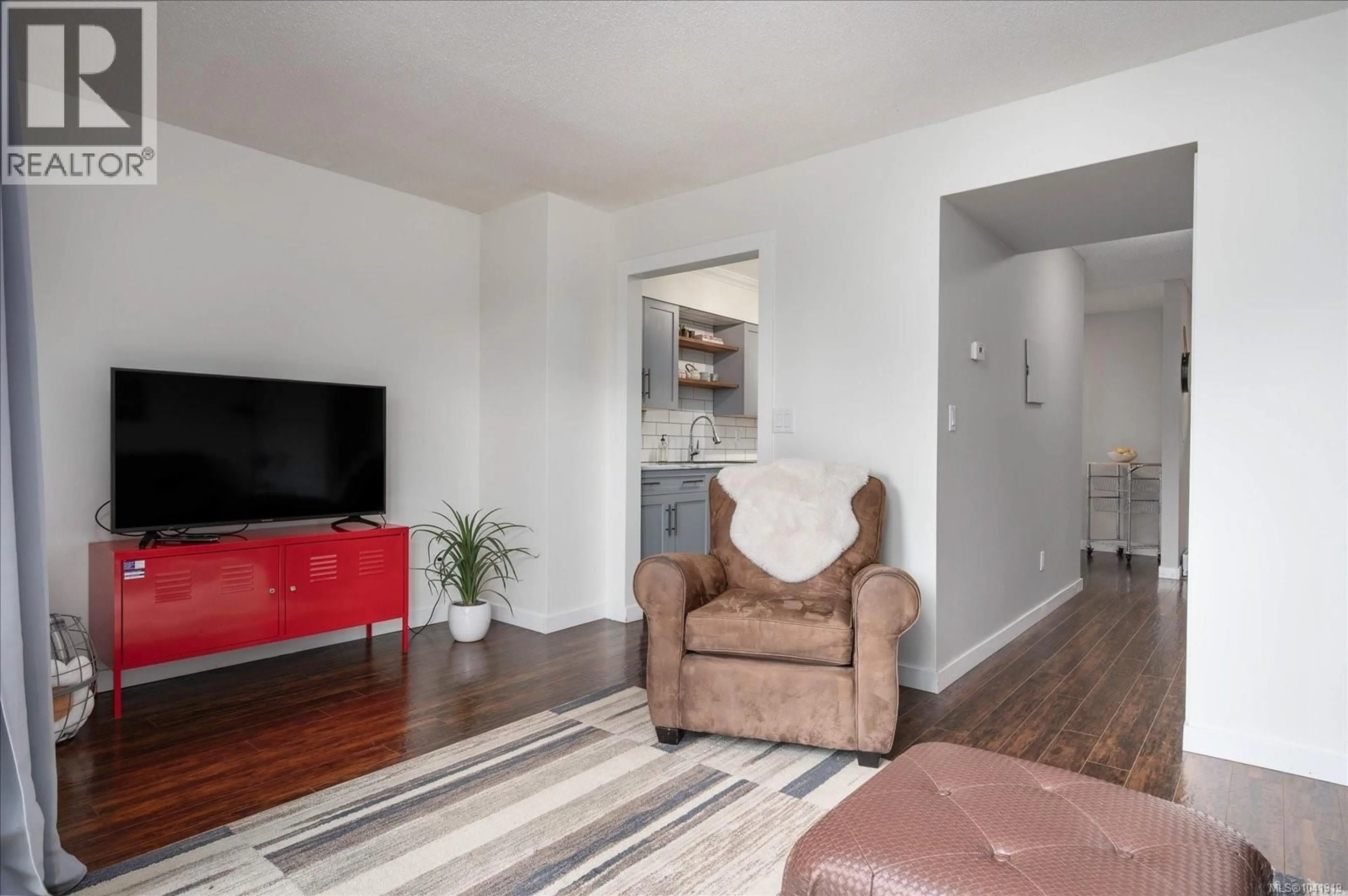 Living room with furniture, wood/laminate floor for 55 - 855 HOWARD AVENUE, Nanaimo British Columbia V9R5V4