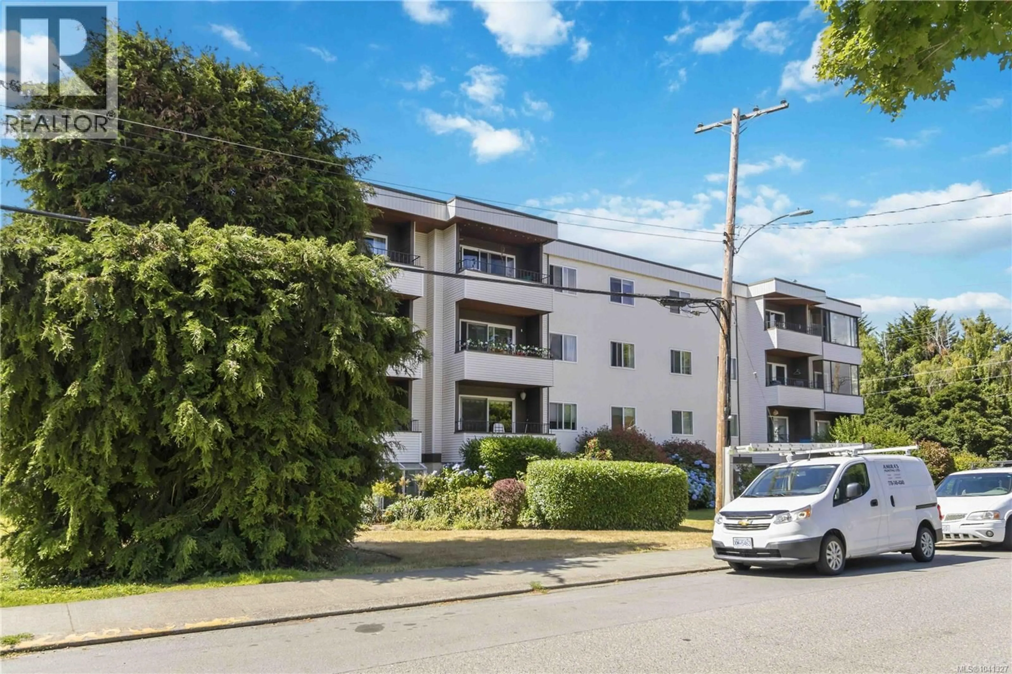 A pic from outside/outdoor area/front of a property/back of a property/a pic from drone, street for 401 - 1571 MORTIMER STREET, Saanich British Columbia V8P3A7