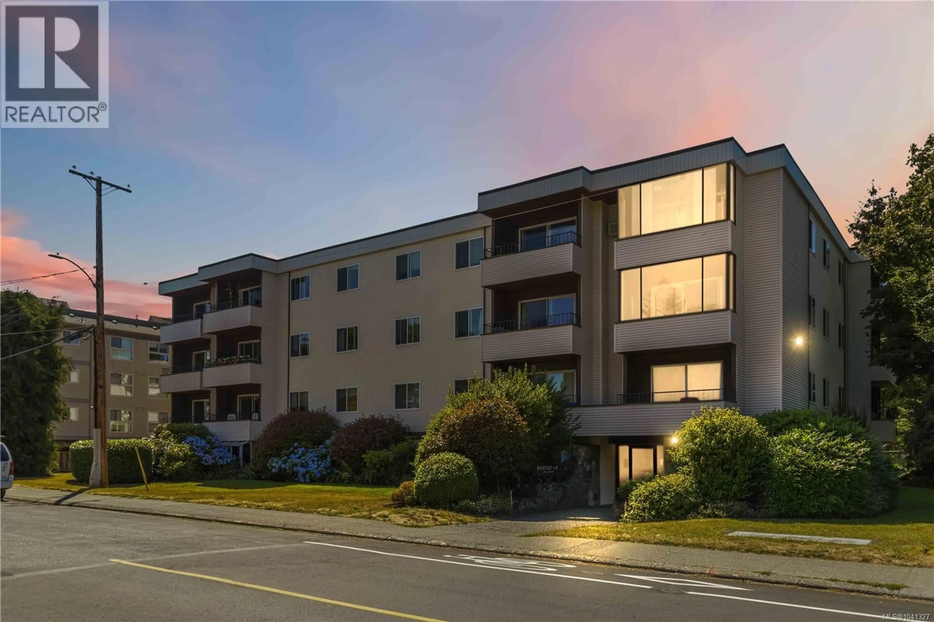 A pic from outside/outdoor area/front of a property/back of a property/a pic from drone, building for 401 - 1571 MORTIMER STREET, Saanich British Columbia V8P3A7