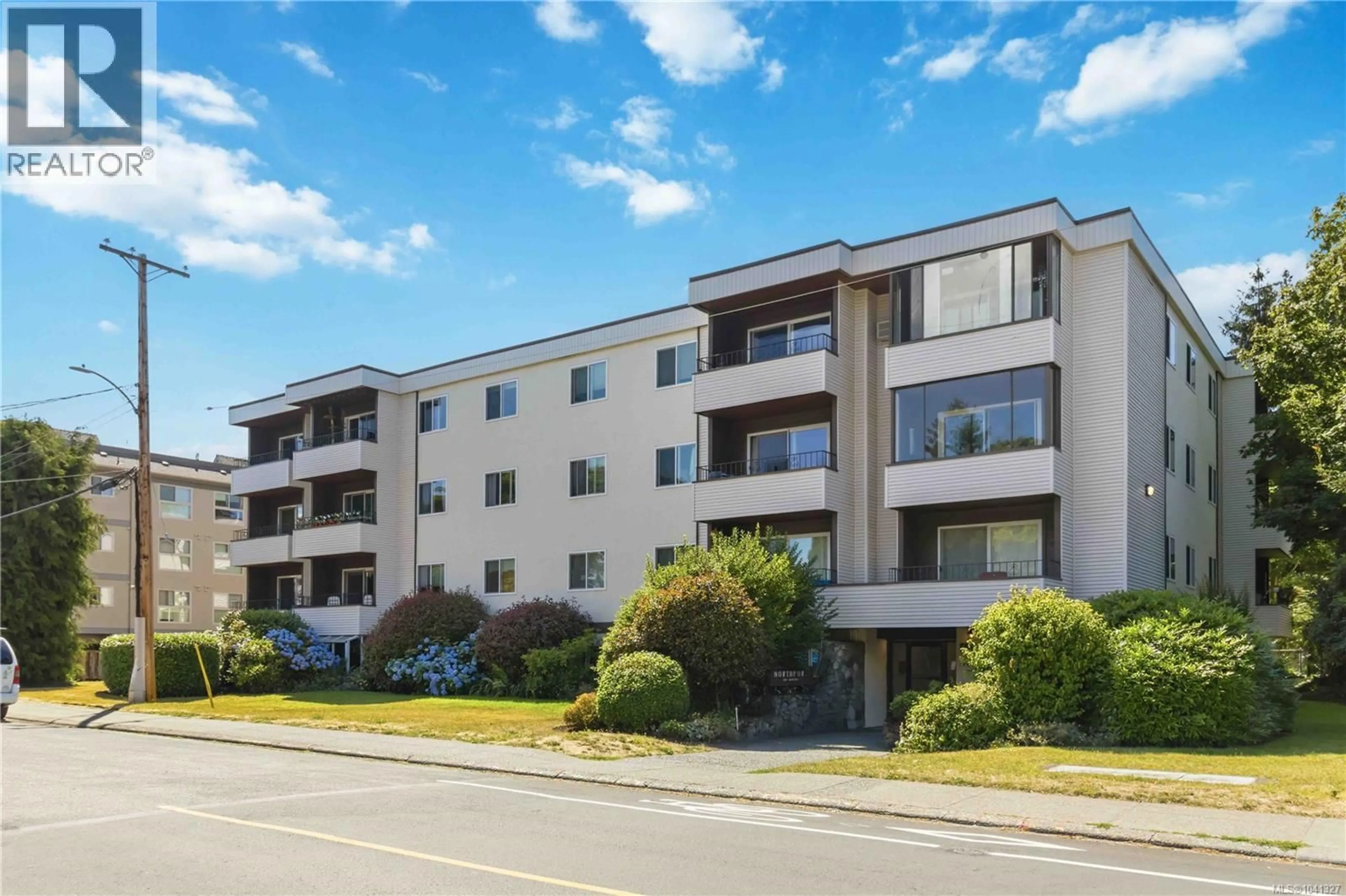 A pic from outside/outdoor area/front of a property/back of a property/a pic from drone, building for 401 - 1571 MORTIMER STREET, Saanich British Columbia V8P3A7