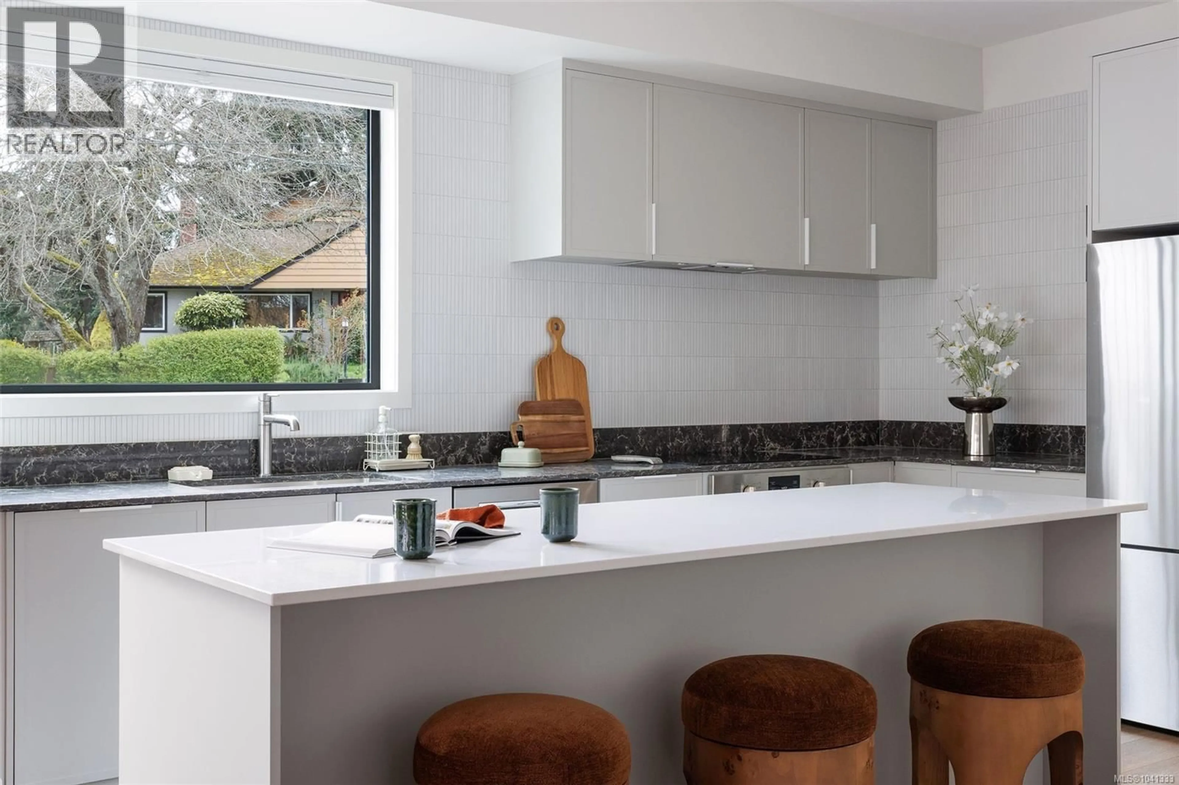 Contemporary kitchen, ceramic/tile floor for 6 - 1520 LOUISE PLACE, Saanich British Columbia V8P2T8