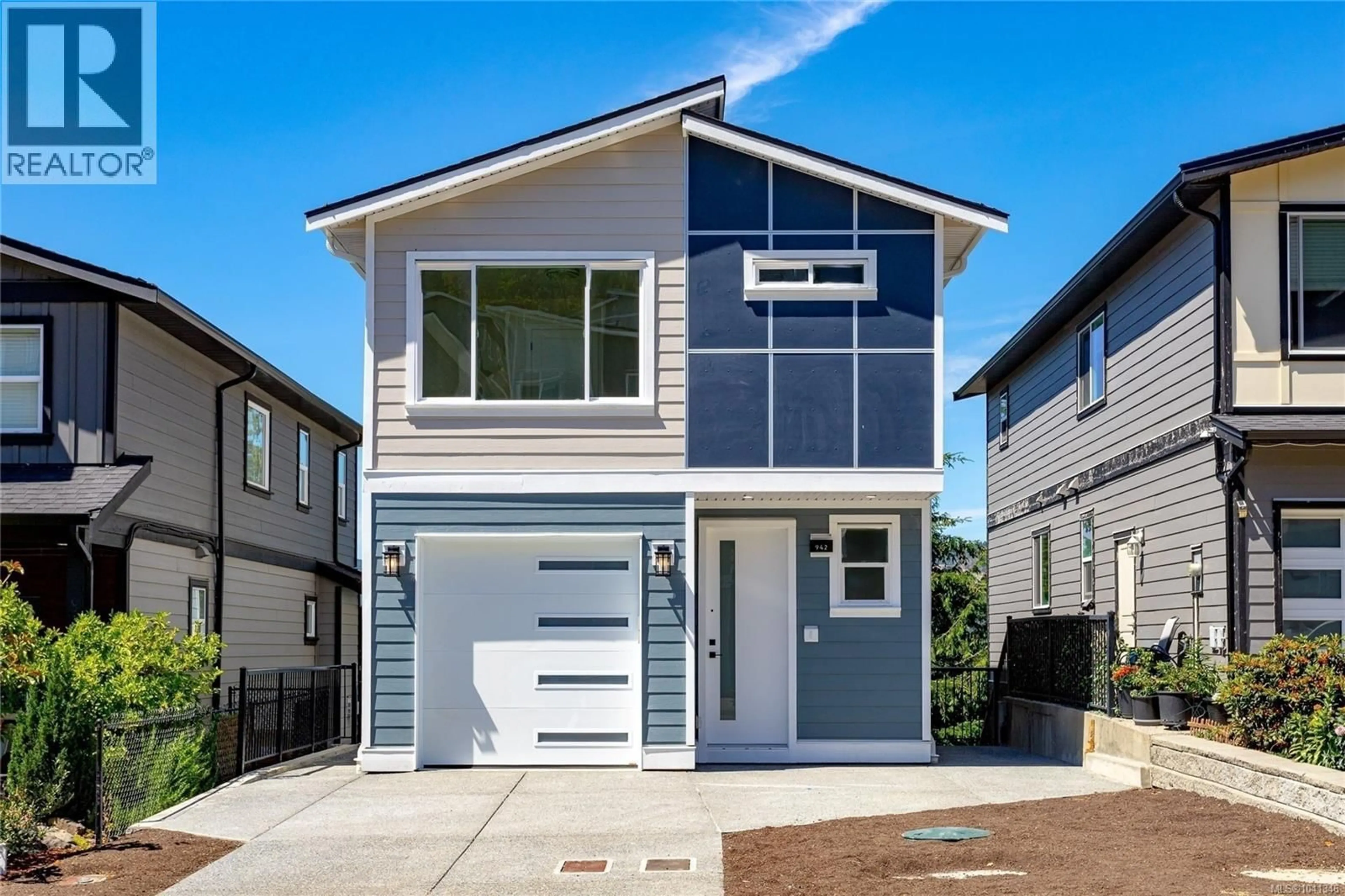 Home with vinyl exterior material, street for 942 PEACE KEEPING CRESCENT, Langford British Columbia V9C0N6