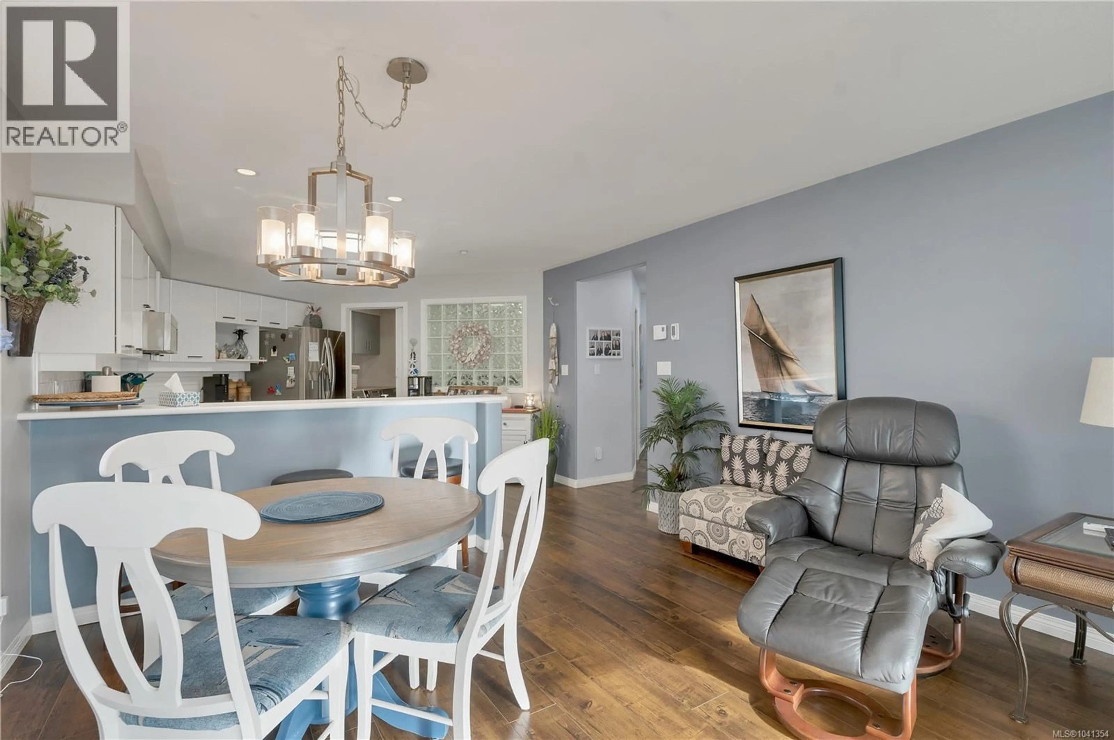 Dining room, wood/laminate floor for 105 - 350 ISLAND HIGHWAY SOUTH, Campbell River British Columbia V9W1A5