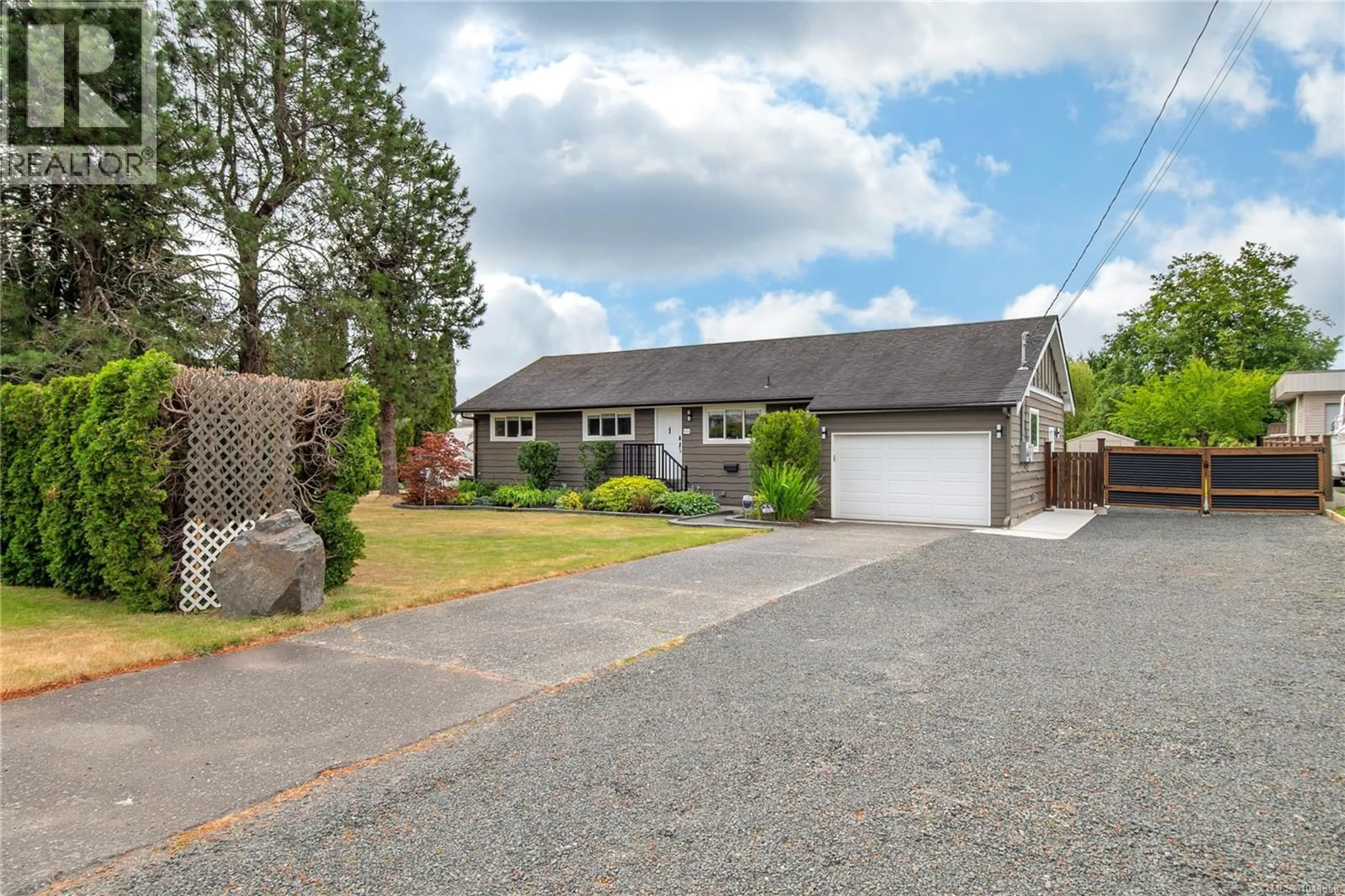 A pic from outside/outdoor area/front of a property/back of a property/a pic from drone, street for 555 HOLM ROAD, Campbell River British Columbia V9W1W5