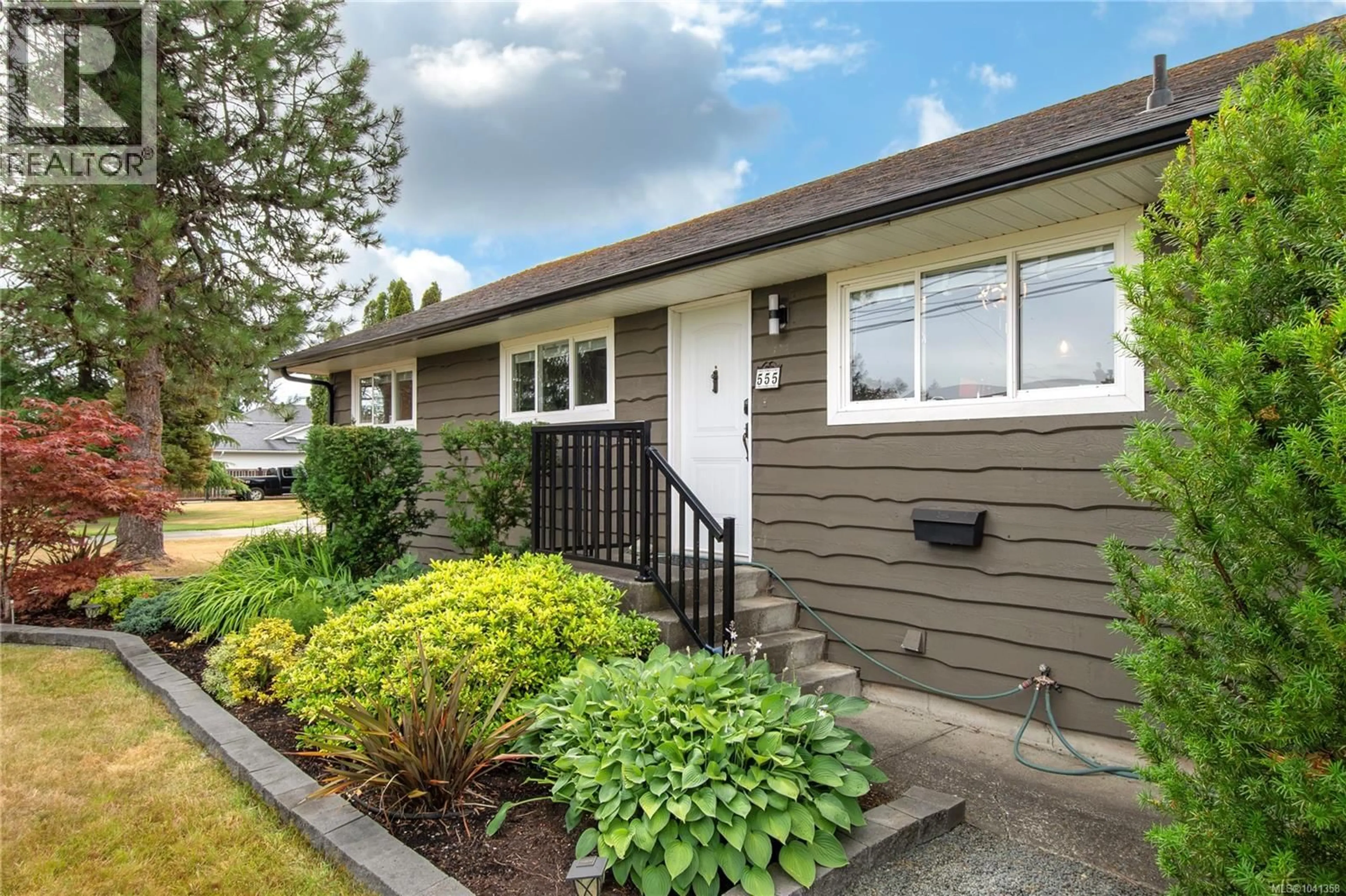 Home with vinyl exterior material, street for 555 HOLM ROAD, Campbell River British Columbia V9W1W5