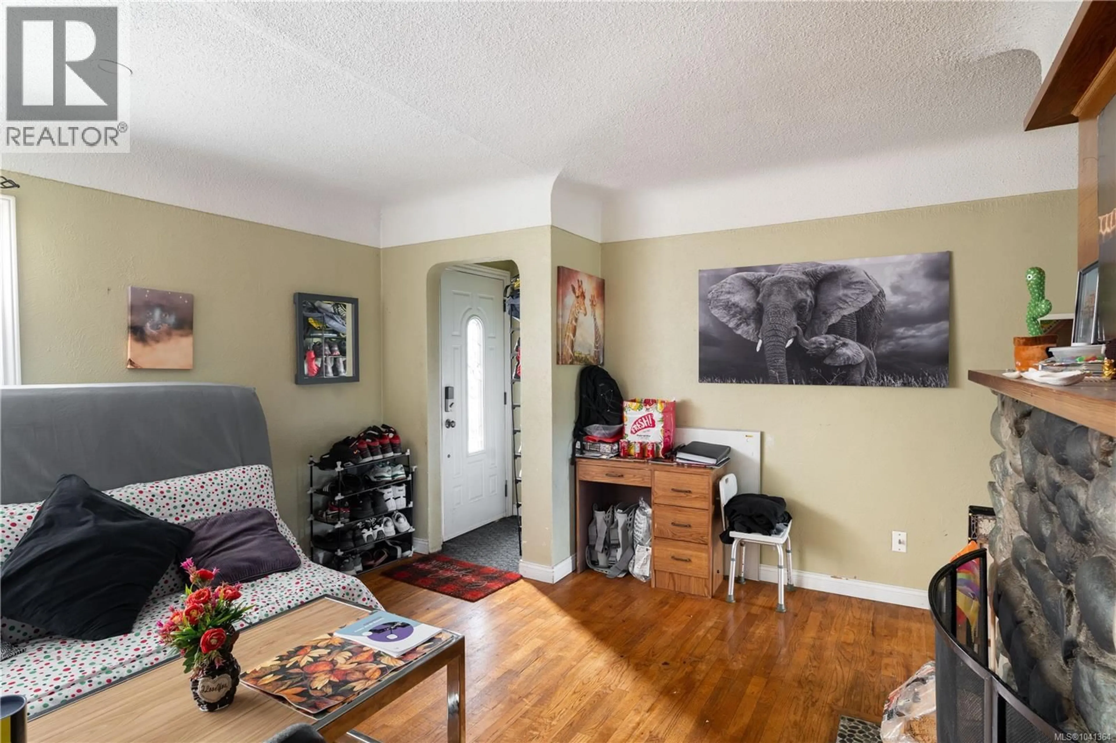 Living room with furniture, wood/laminate floor for 1203 PEARCE CRESCENT, Saanich British Columbia V8X3S8