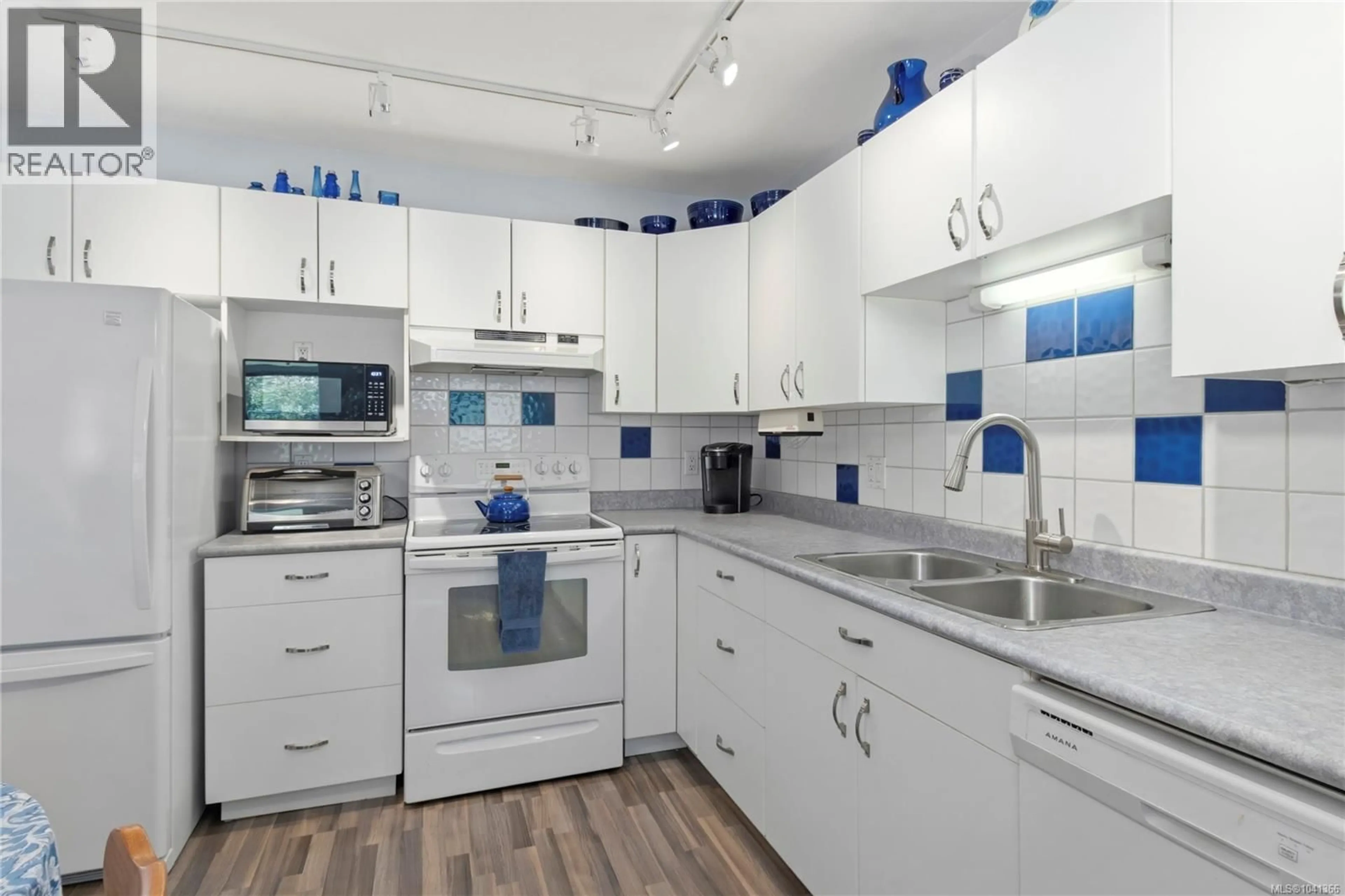 Standard kitchen, ceramic/tile floor for 18 - 396 HARROGATE ROAD, Campbell River British Columbia V9W1W2