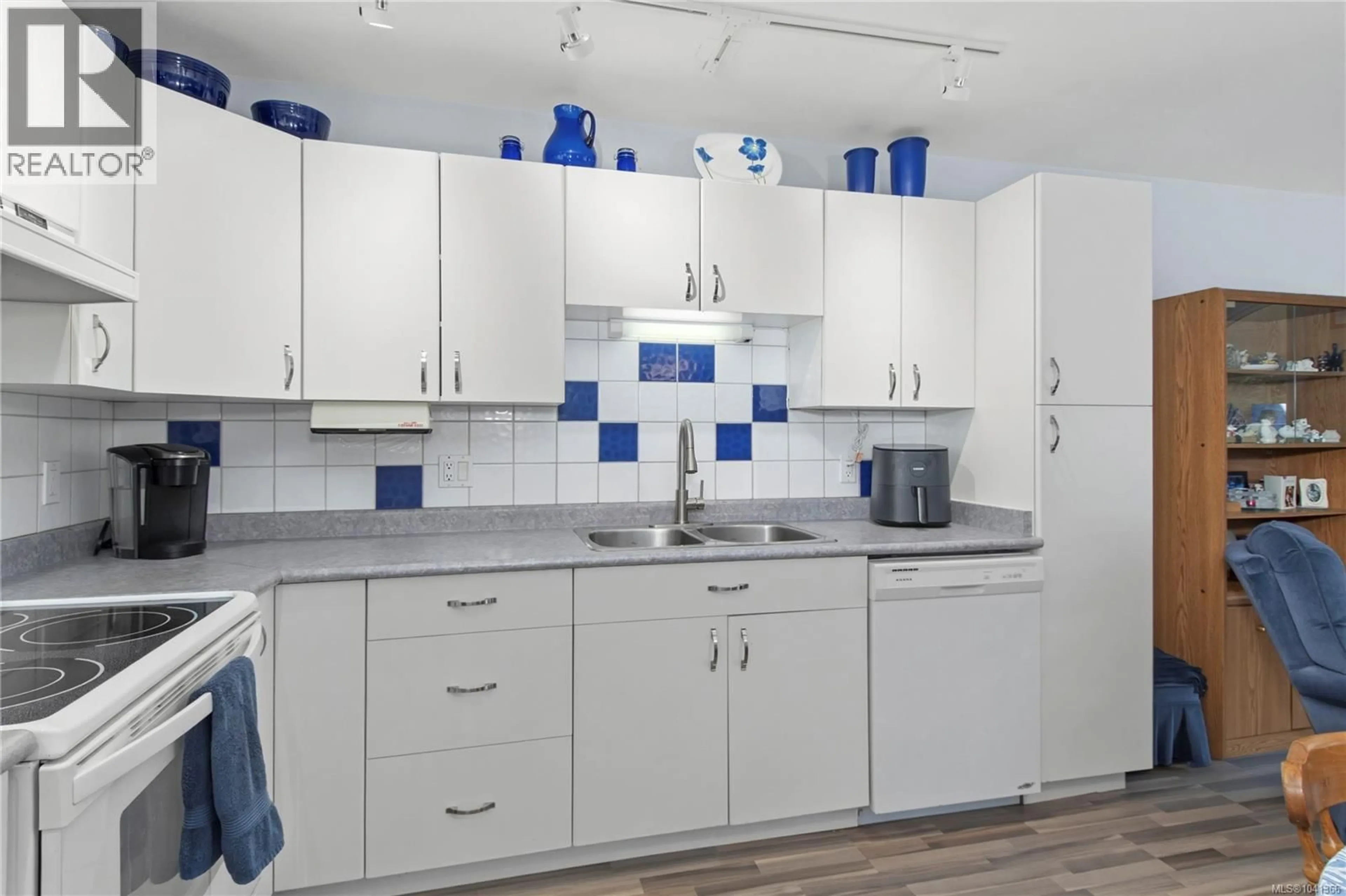 Standard kitchen, ceramic/tile floor for 18 - 396 HARROGATE ROAD, Campbell River British Columbia V9W1W2