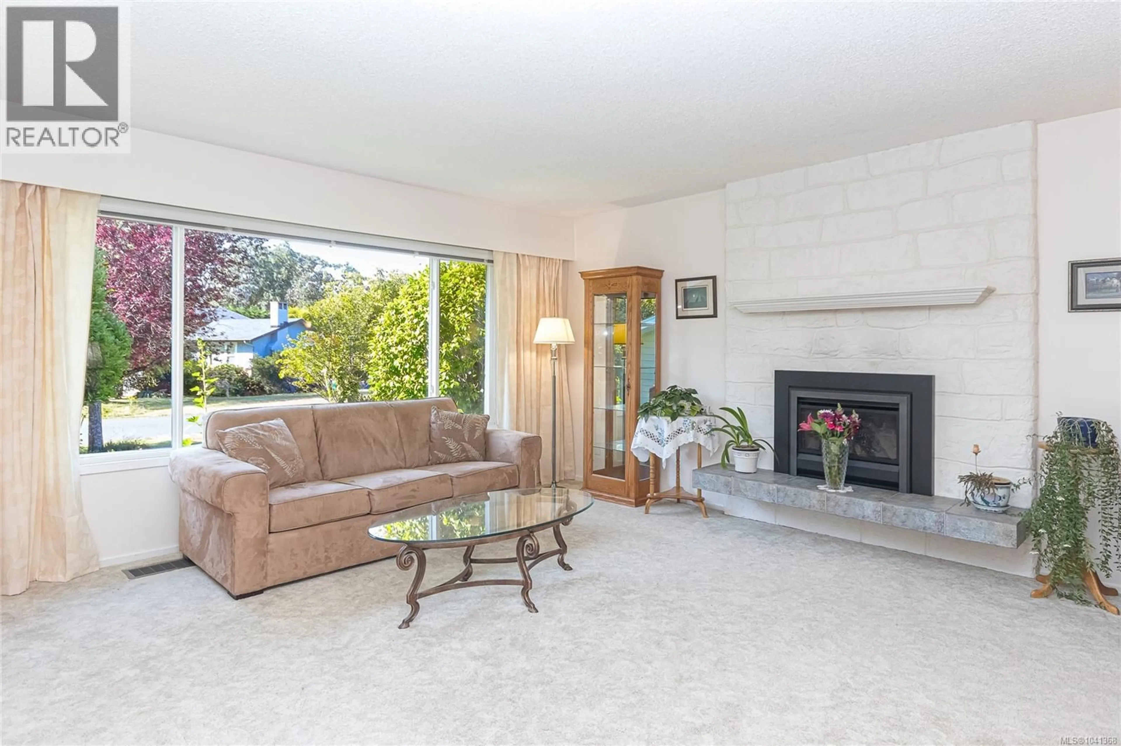 Living room with furniture, unknown for 986 LUCAS AVENUE, Saanich British Columbia V8X4H5