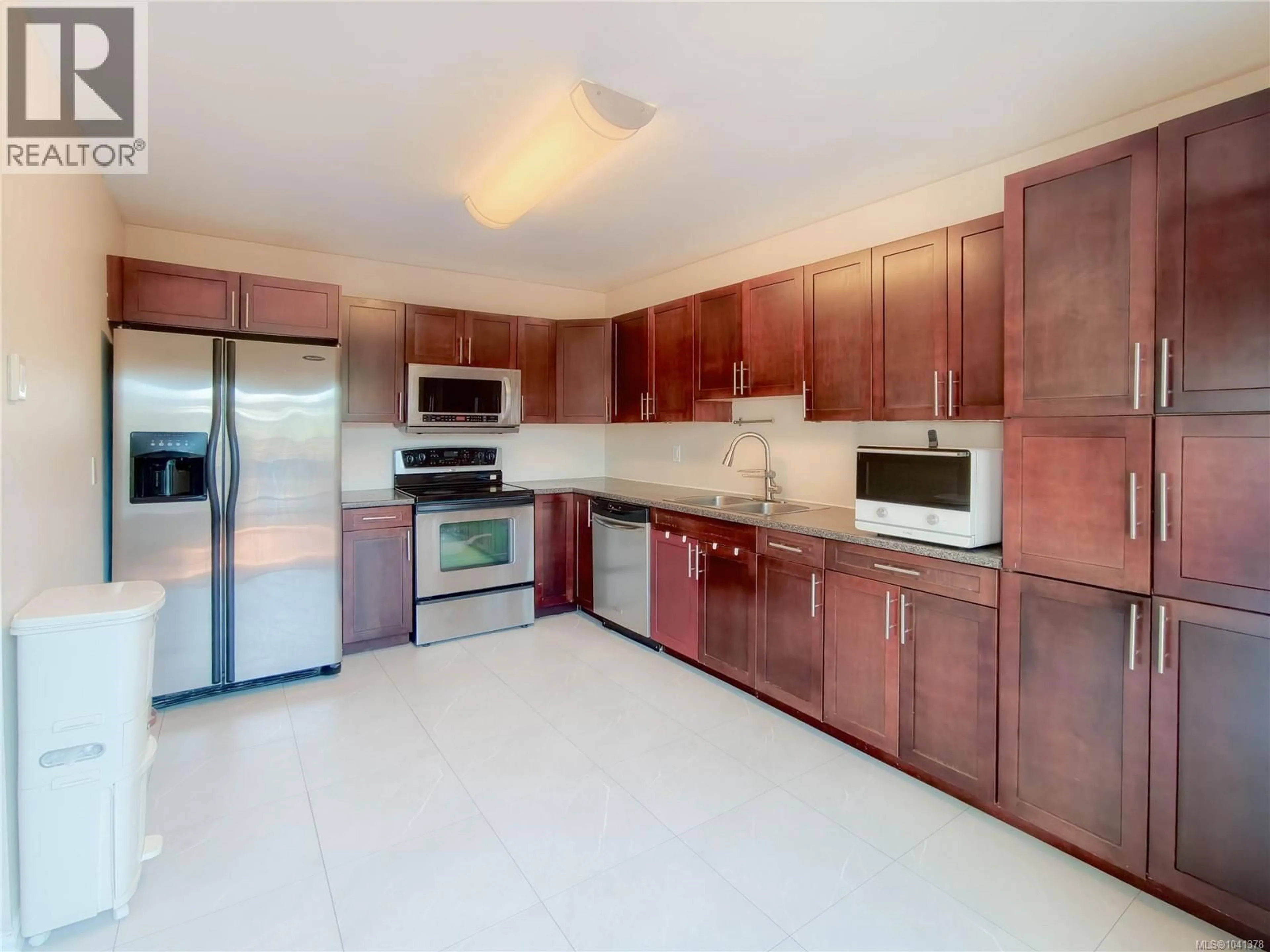 Standard kitchen, ceramic/tile floor for 8 - 3060 HARRIET ROAD, Saanich British Columbia V9A1T5