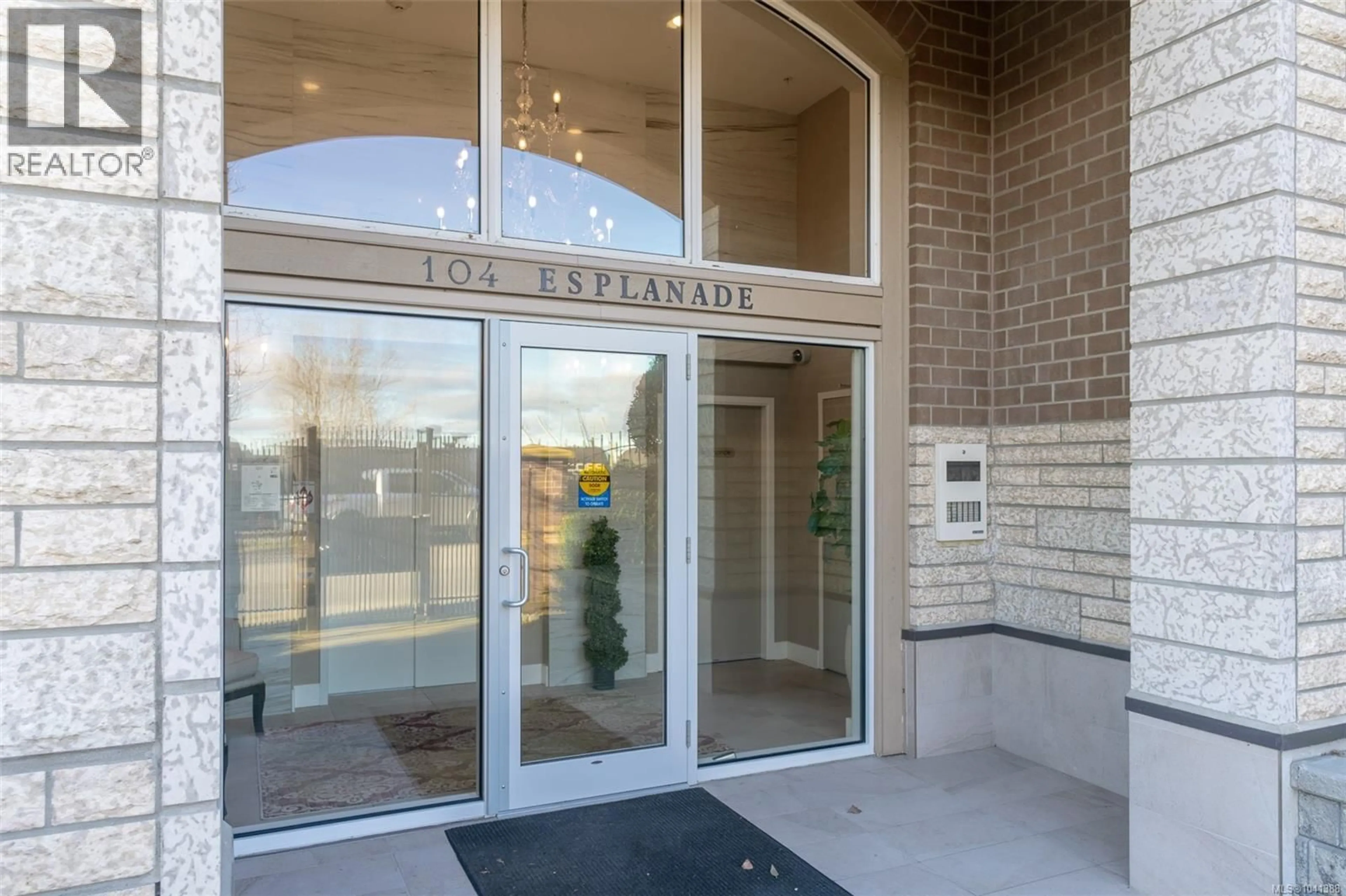 Indoor foyer for 404 - 104 ESPLANADE STREET, Nanaimo British Columbia V9R0G6