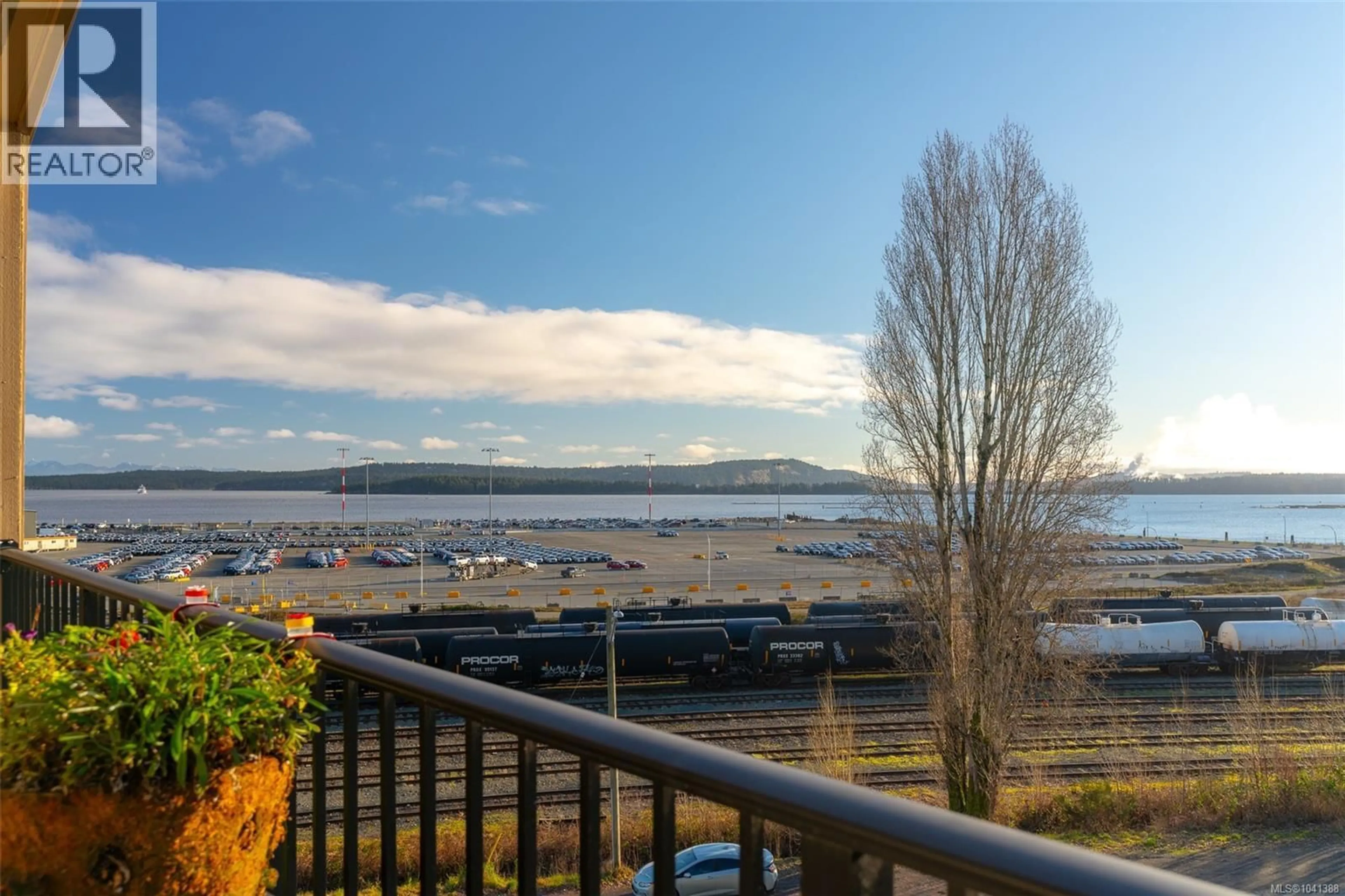 Patio, water/lake/river/ocean view for 404 - 104 ESPLANADE STREET, Nanaimo British Columbia V9R0G6