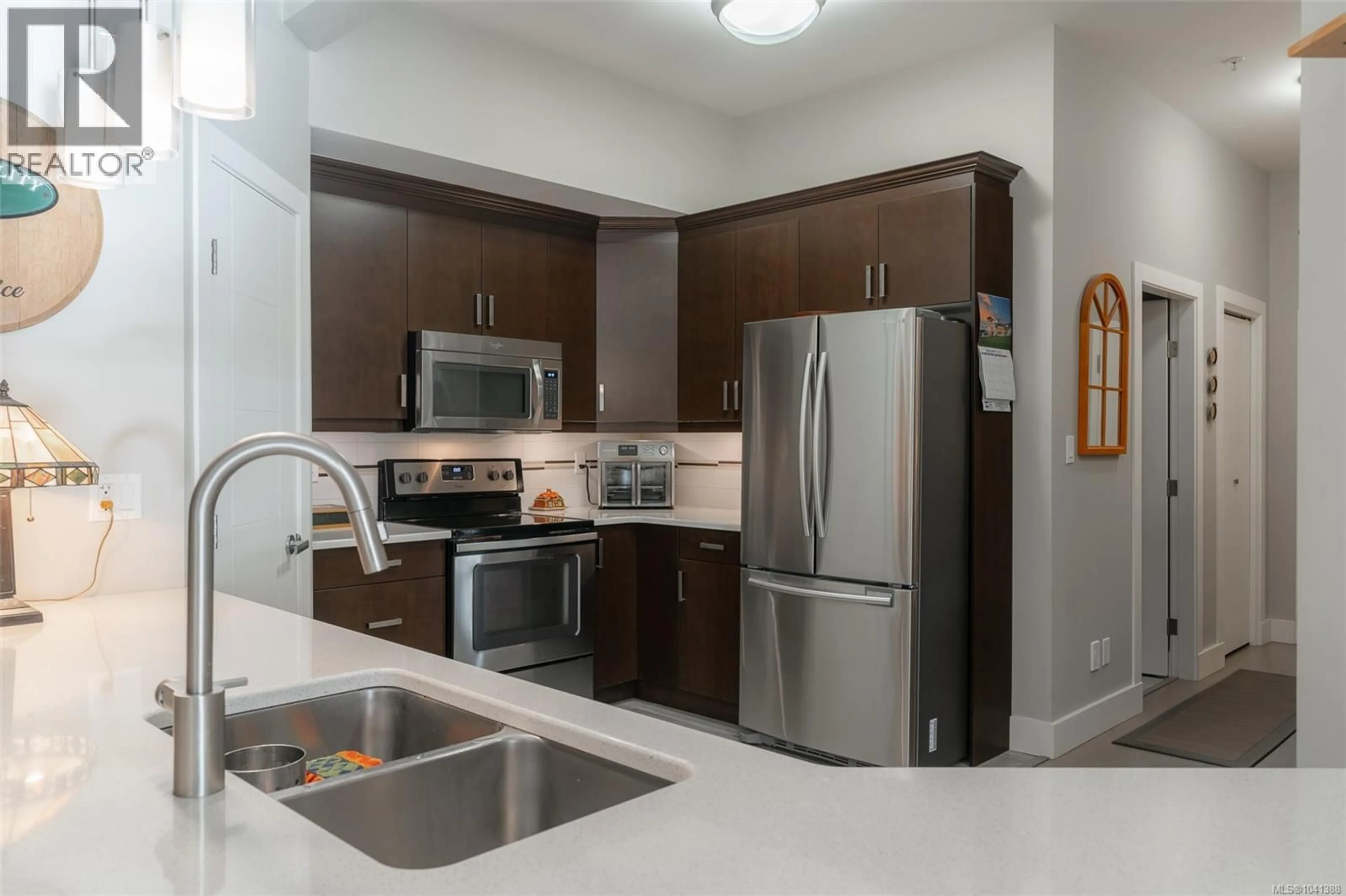 Standard kitchen, unknown for 404 - 104 ESPLANADE STREET, Nanaimo British Columbia V9R0G6