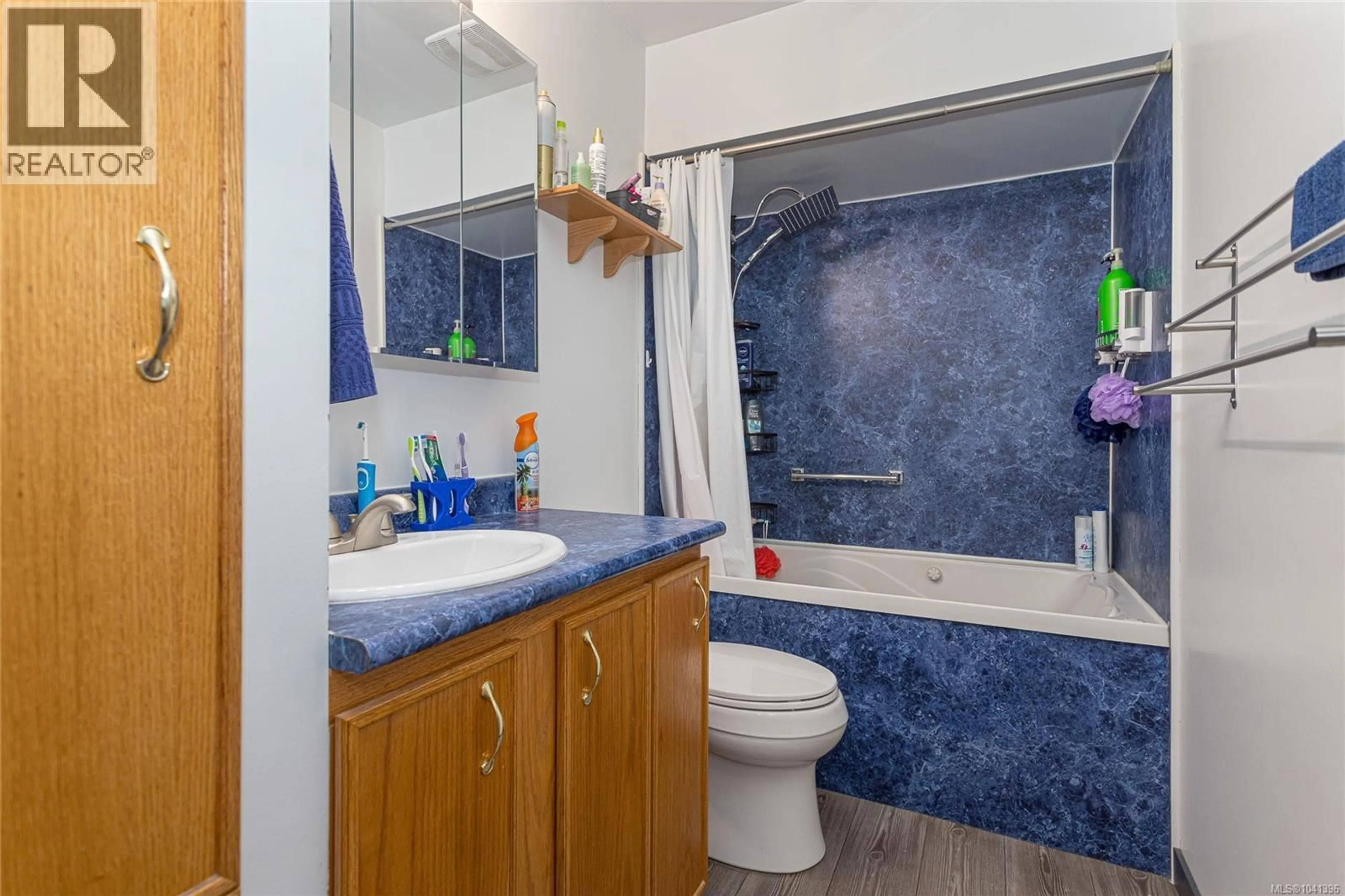 Standard bathroom, ceramic/tile floor for 560 WEBER STREET, Nanaimo British Columbia V9R5R1
