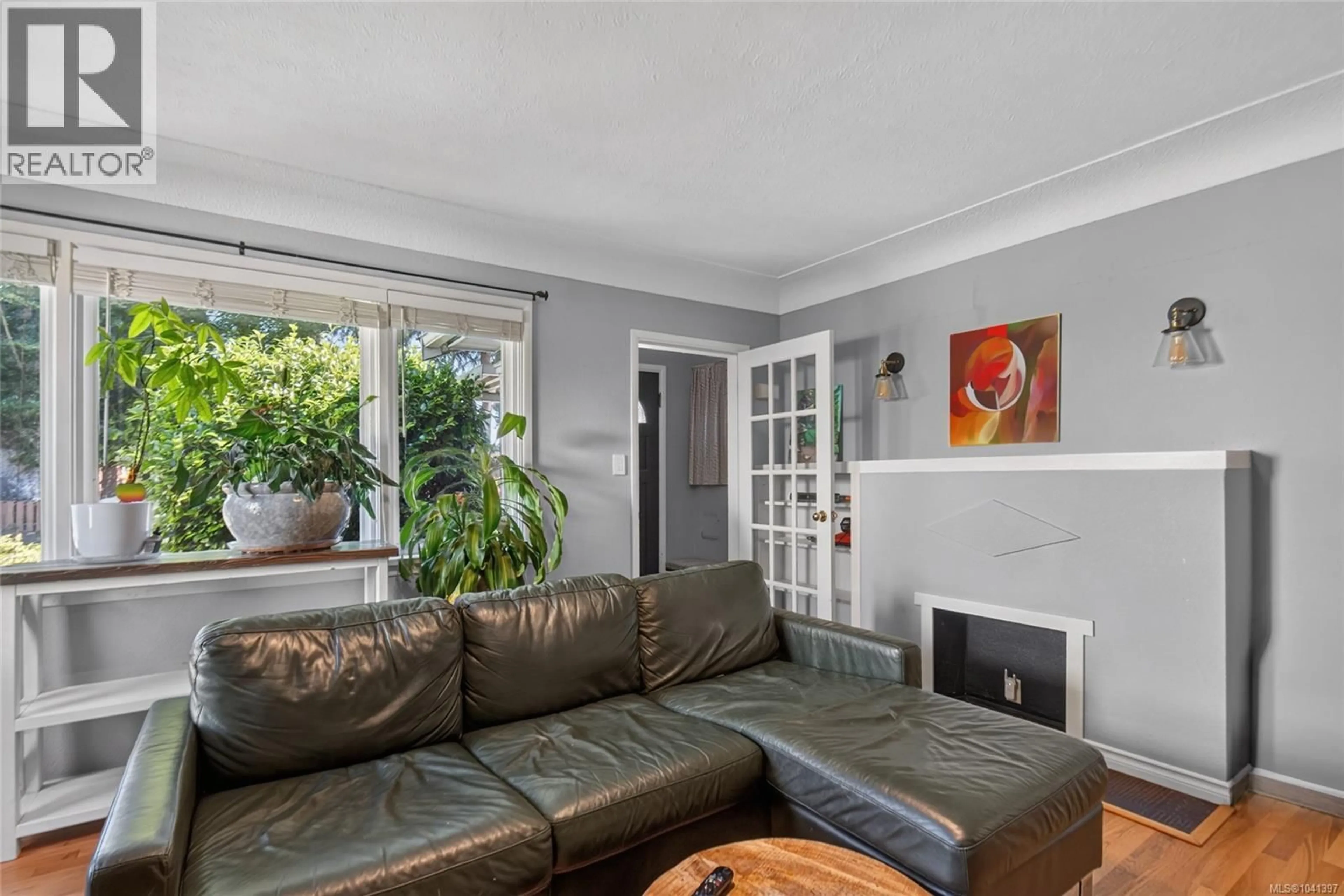 Living room with furniture, unknown for 930 WHARNCLIFFE ROAD, Duncan British Columbia V9L2K4