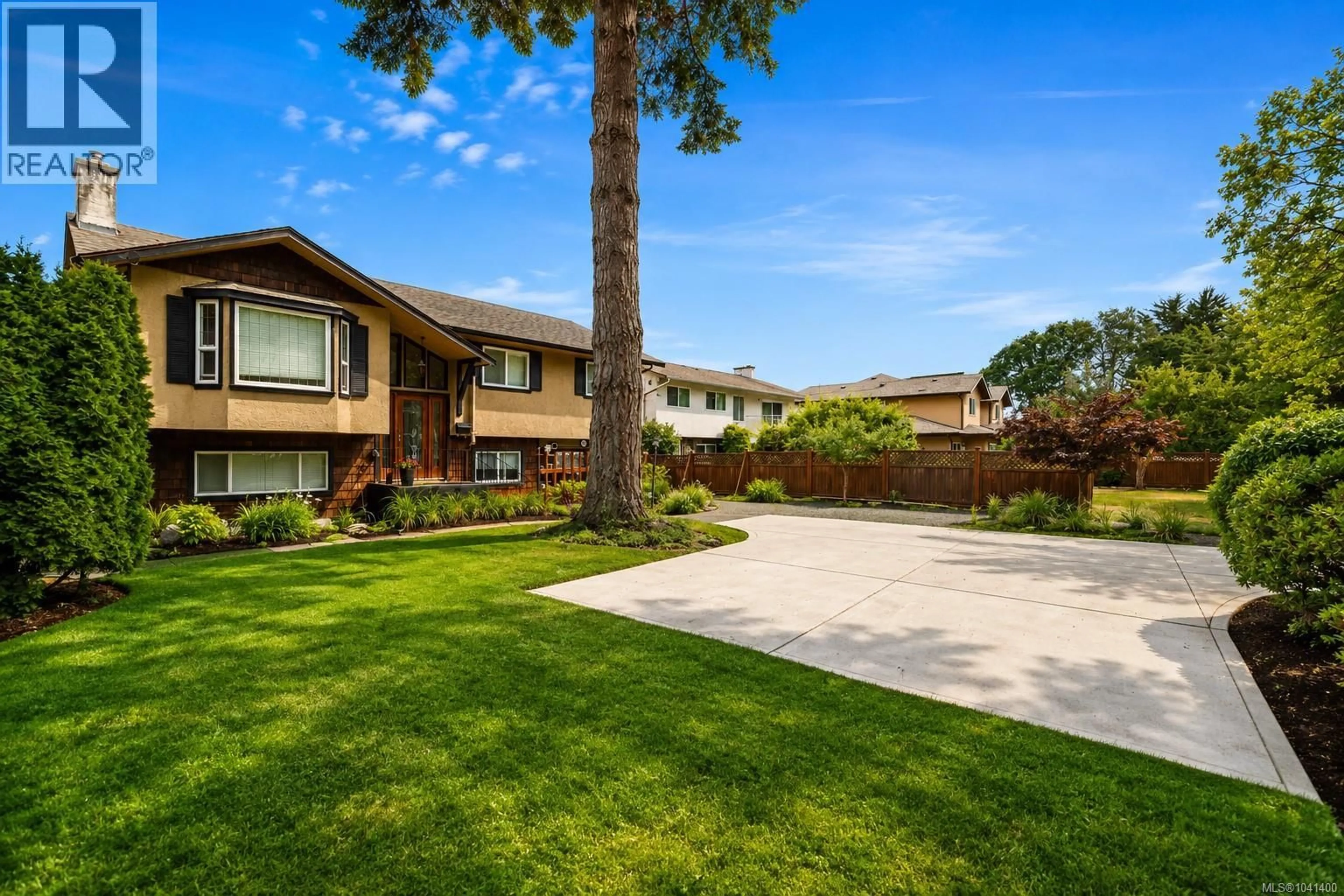 Home with vinyl exterior material, street for 4379 SHELBOURNE STREET, Saanich British Columbia V8N3G4
