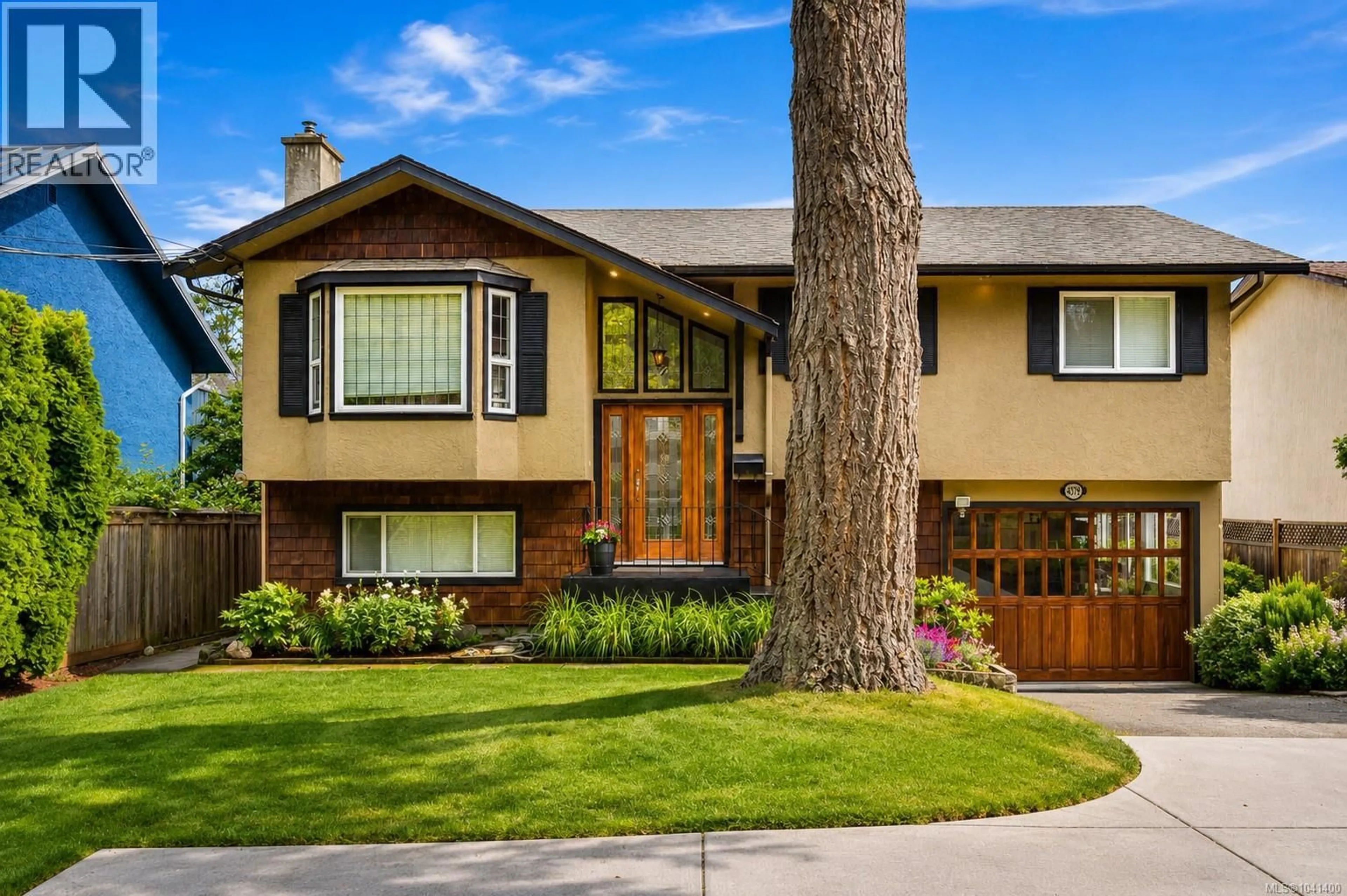 Home with vinyl exterior material, street for 4379 SHELBOURNE STREET, Saanich British Columbia V8N3G4