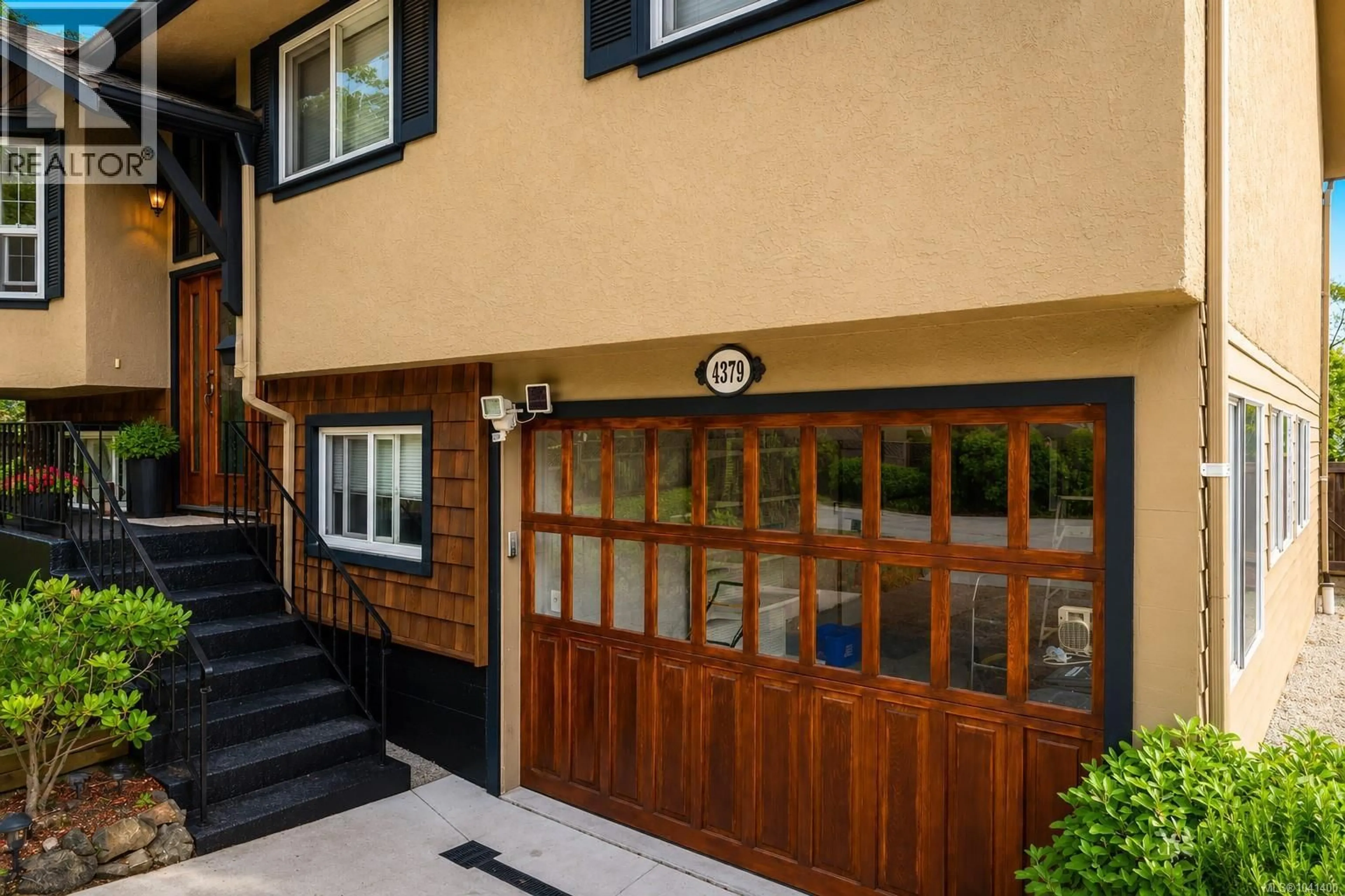 Indoor foyer for 4379 SHELBOURNE STREET, Saanich British Columbia V8N3G4