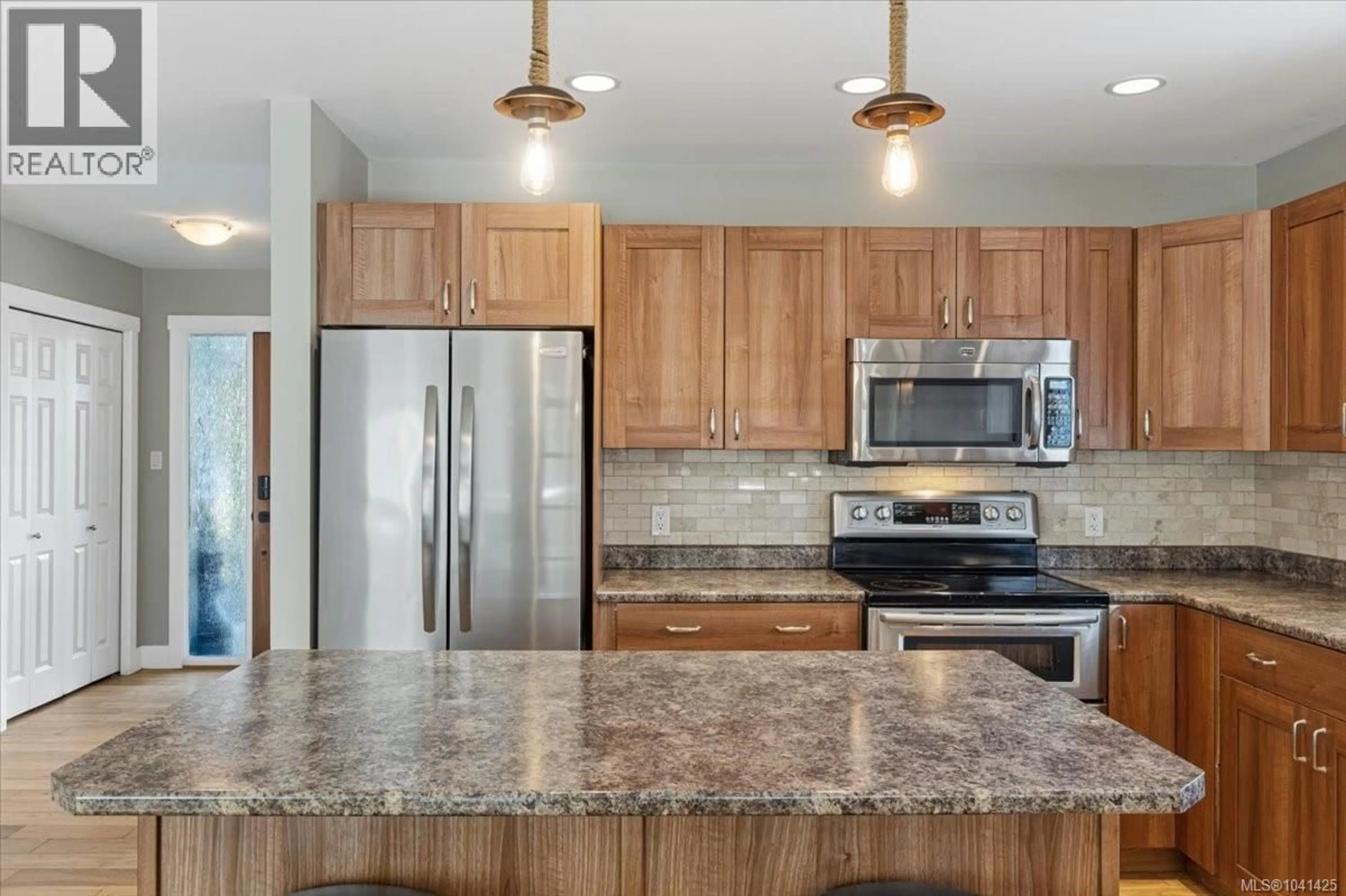 Open concept kitchen, ceramic/tile floor for 220 WESTWOOD ROAD, Nanaimo British Columbia V9R6S3