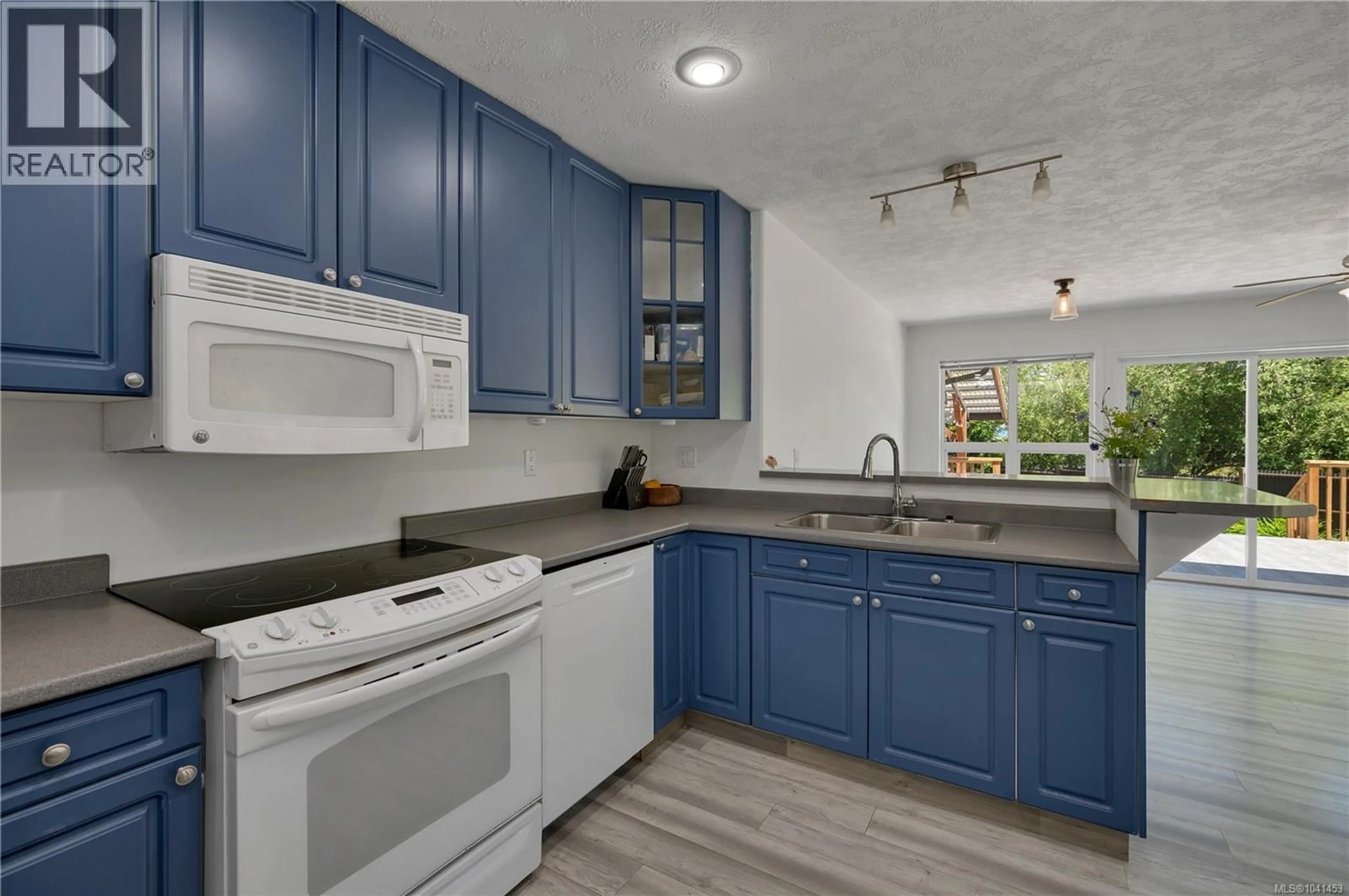 Standard kitchen, ceramic/tile floor for 545 SUNSET PLACE, Port McNeill British Columbia V0N2R0