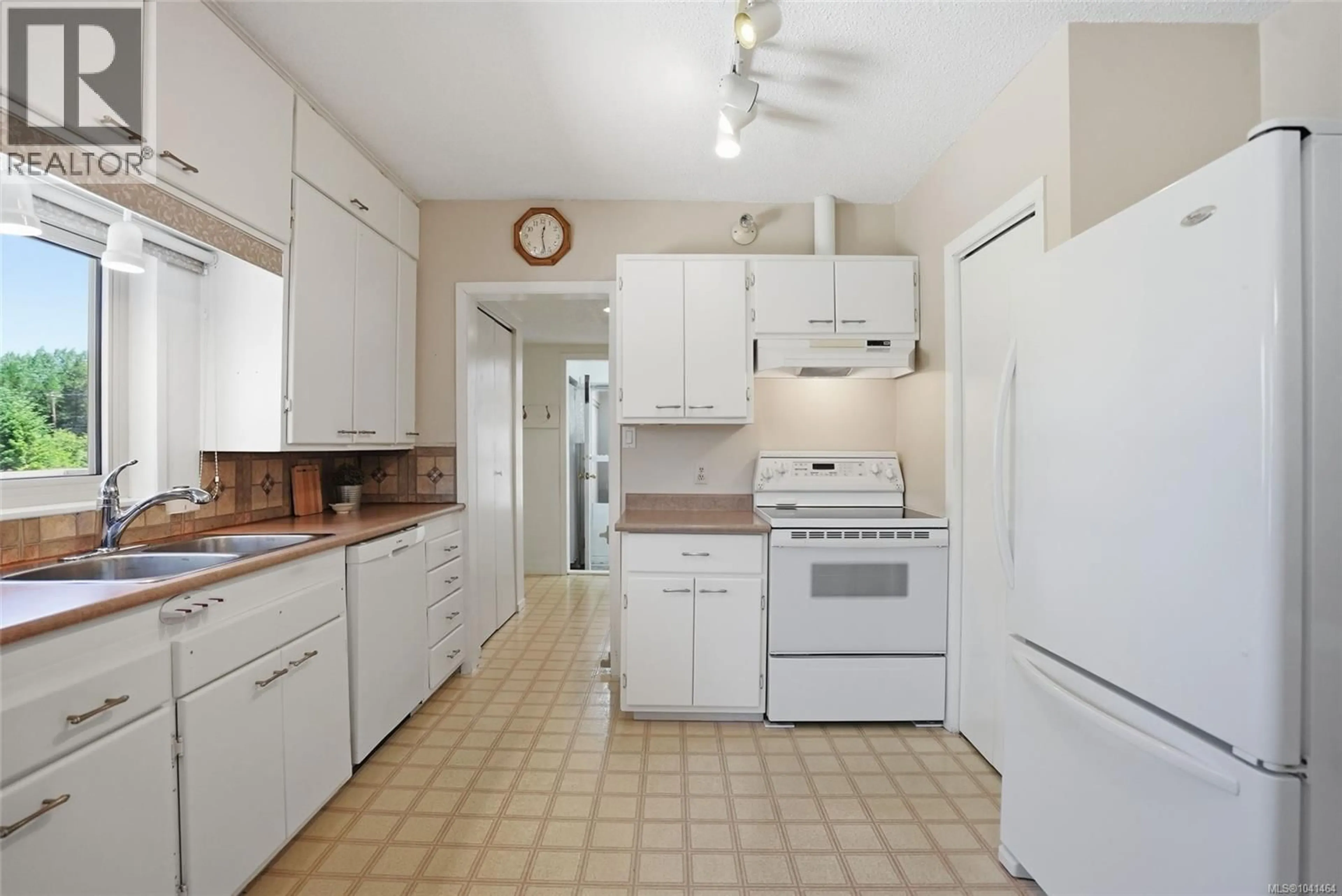 Standard kitchen, ceramic/tile floor for 1559 MATTERSON ROAD, Errington British Columbia V0R1V0