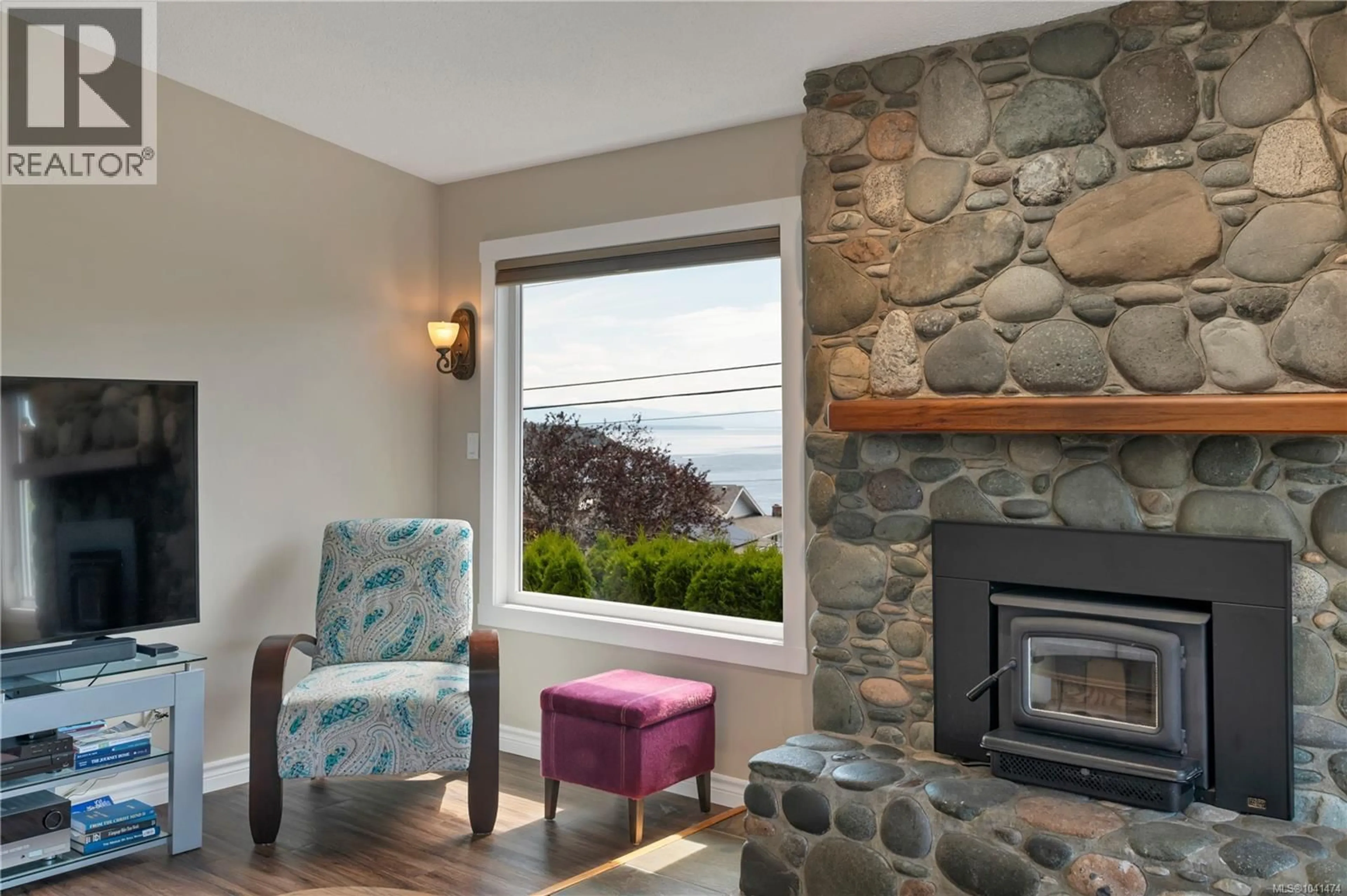 Living room with furniture, unknown for 541 ALDER STREET SOUTH, Campbell River British Columbia V9W5V2