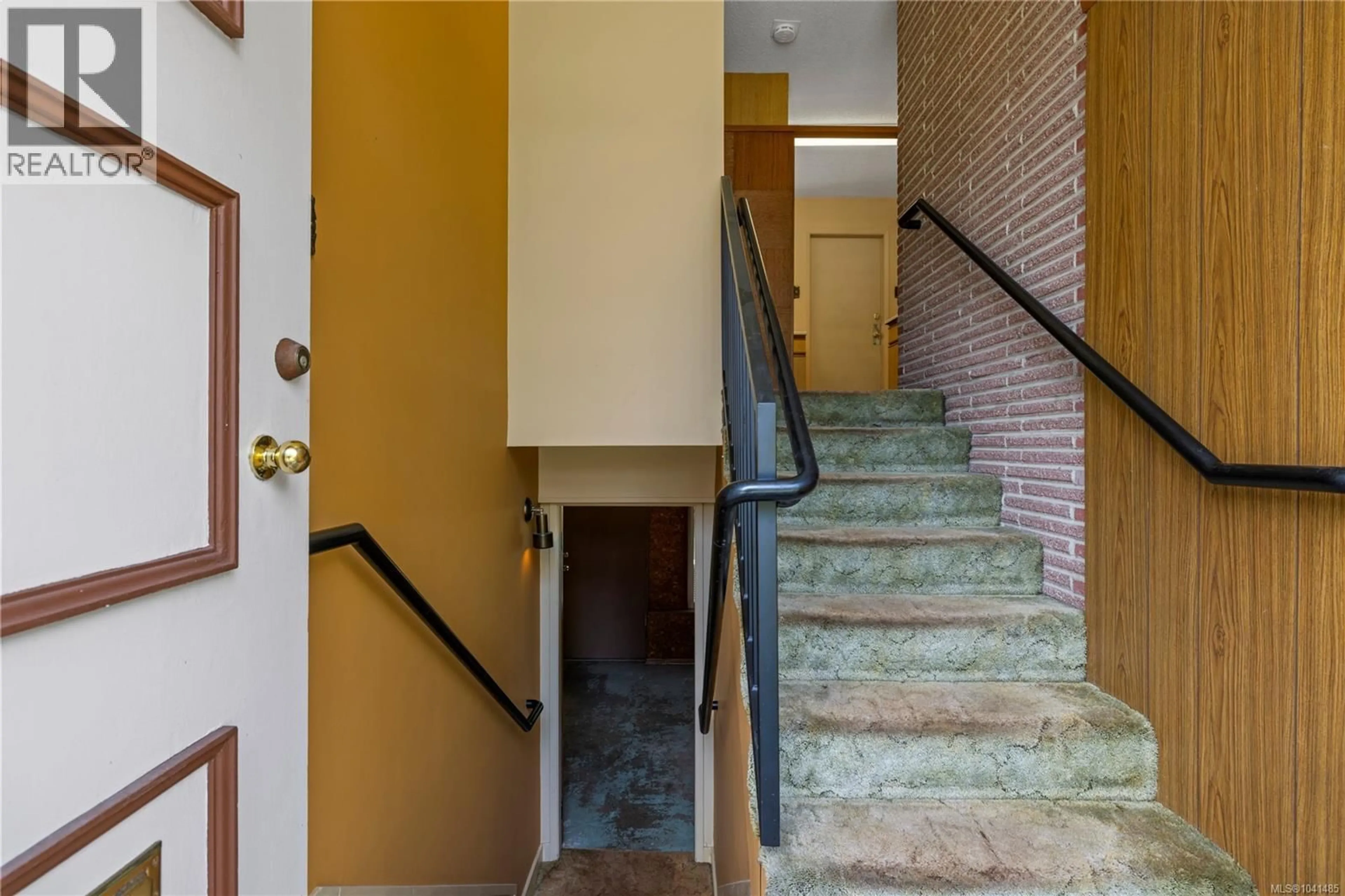 Indoor foyer for 2365 MARLBOROUGH DRIVE, Nanaimo British Columbia V9S3J3