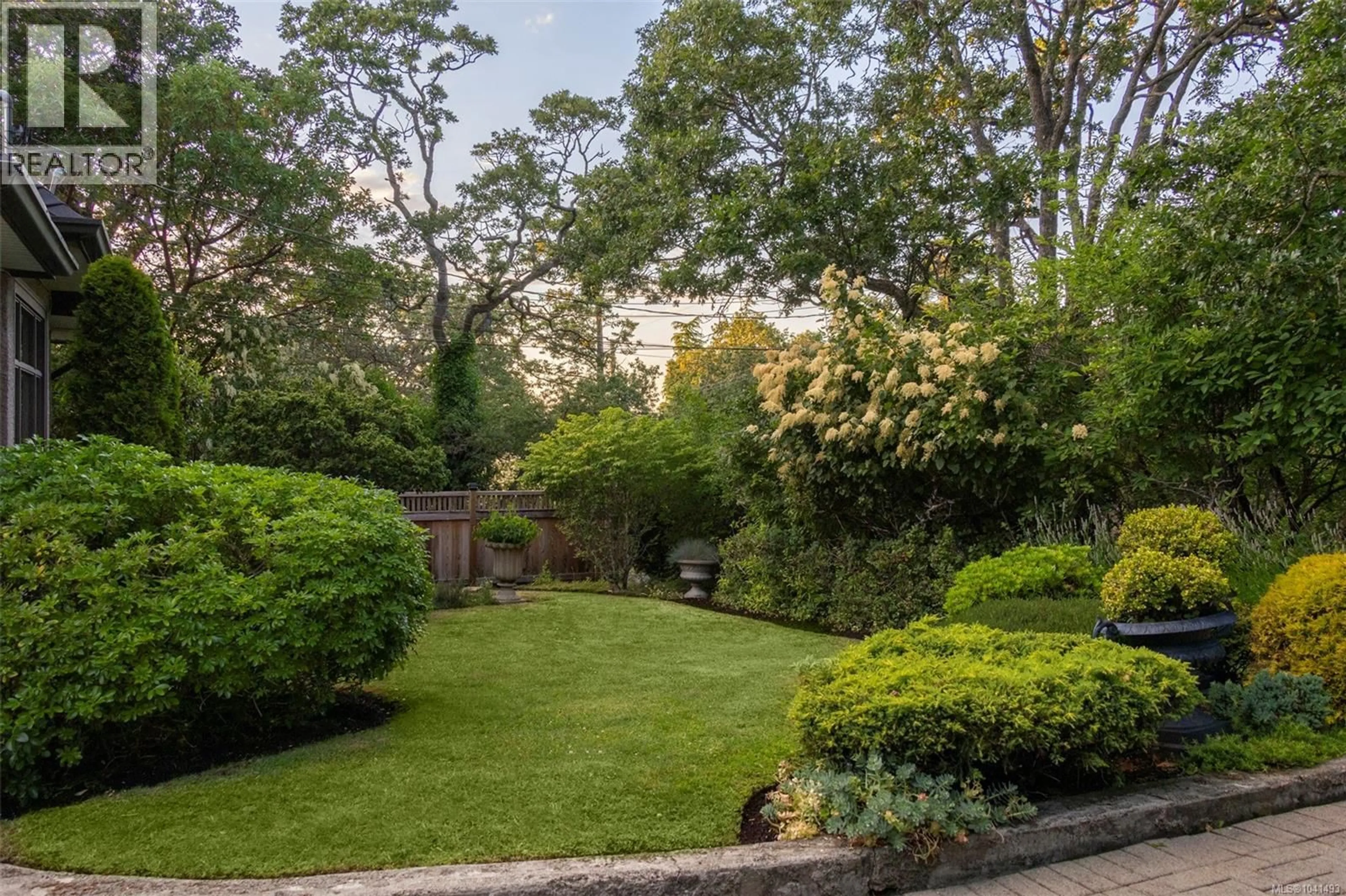 Patio, street for 586 ISLAND ROAD, Oak Bay British Columbia V8S2T6