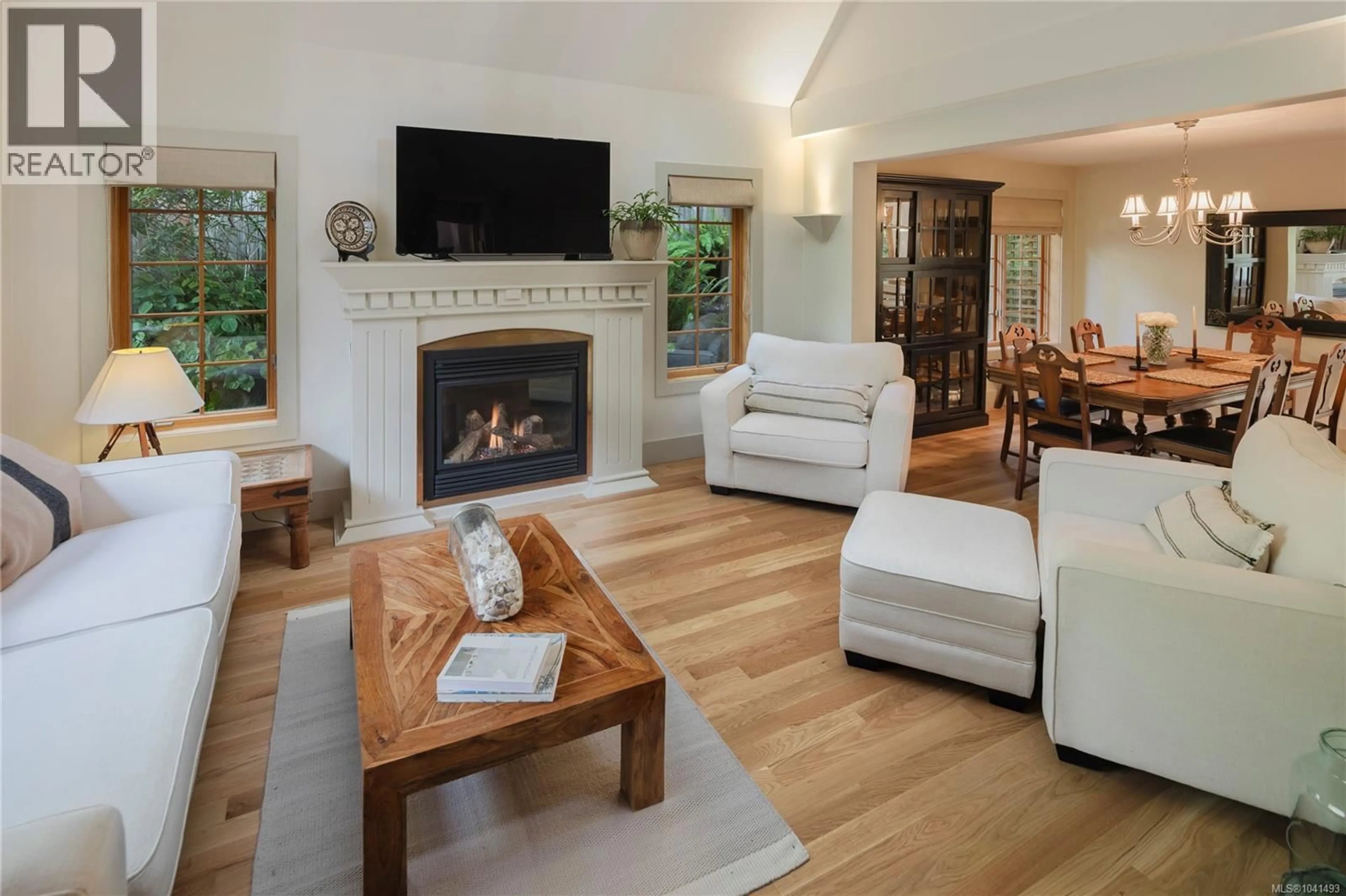 Living room with furniture, wood/laminate floor for 586 ISLAND ROAD, Oak Bay British Columbia V8S2T6